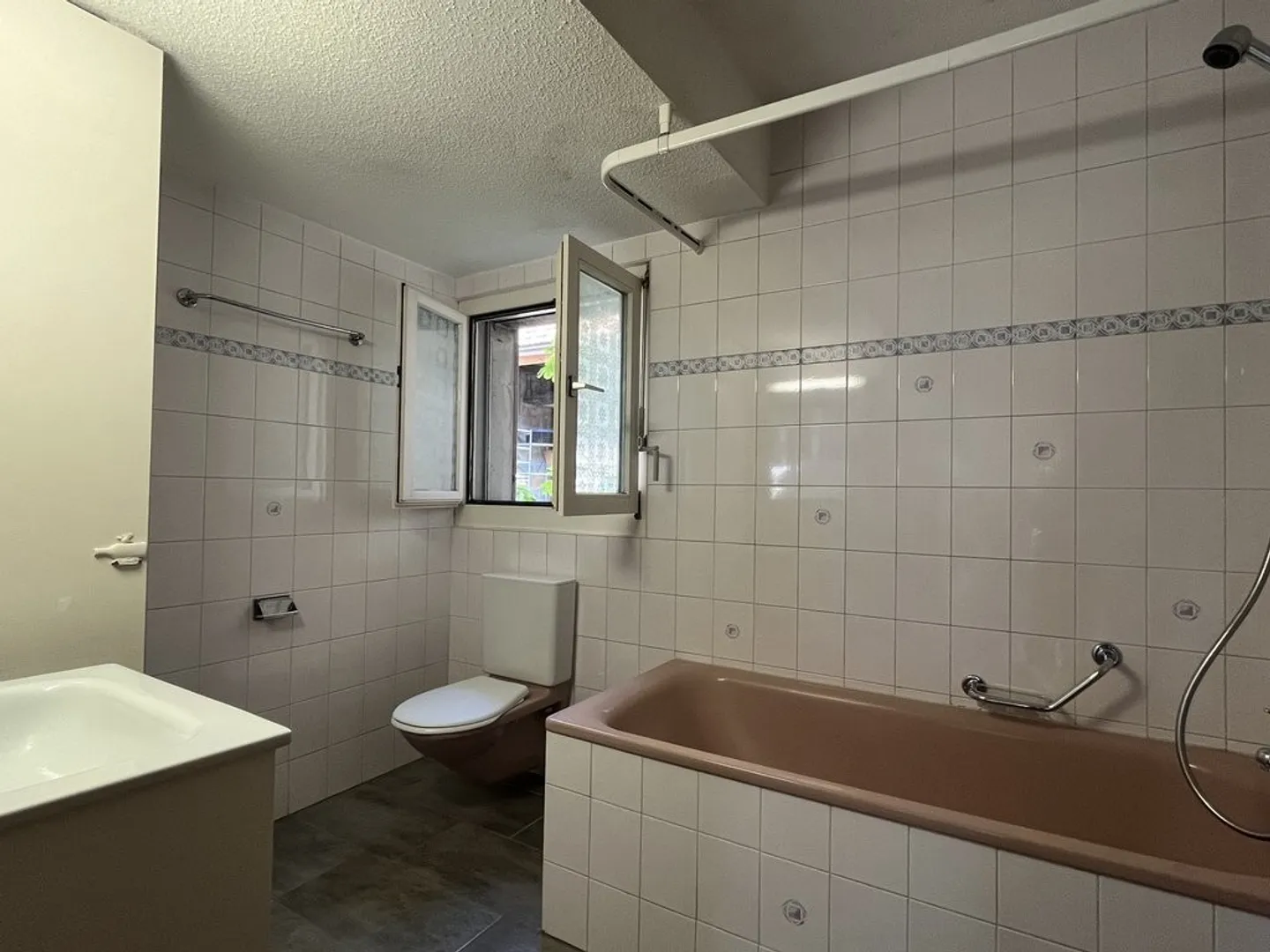 Un bel appartamento di 3,5 stanze in affitto al piano terra a Orvin! - Foto 5 di 7