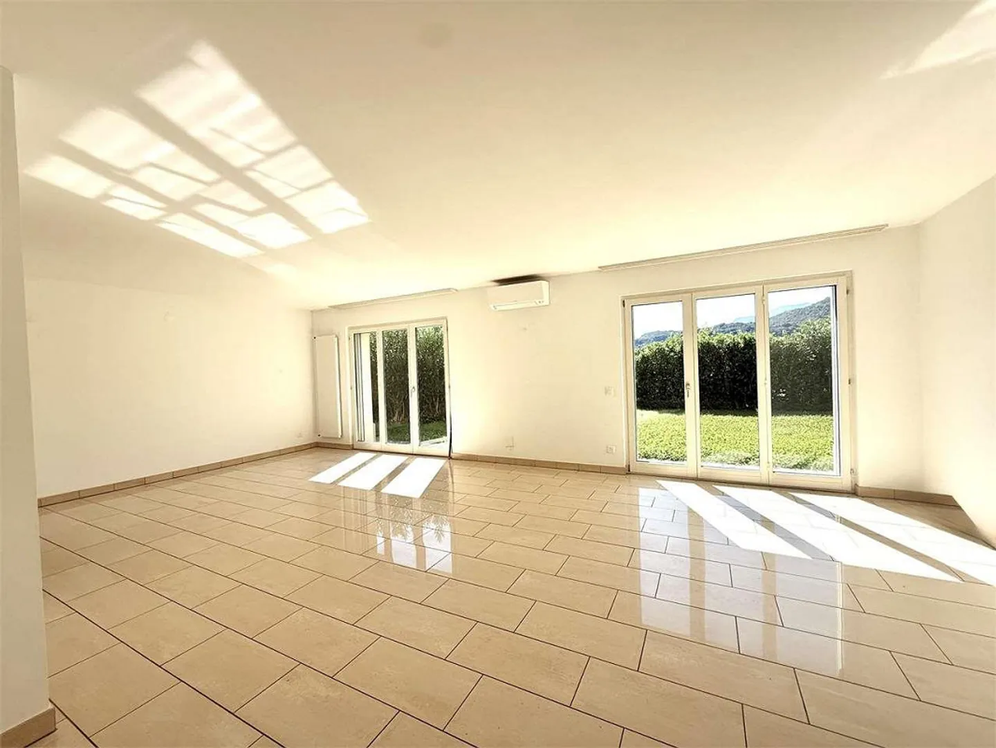 Appartamento con giardino e vista lago - Foto 3 di 12