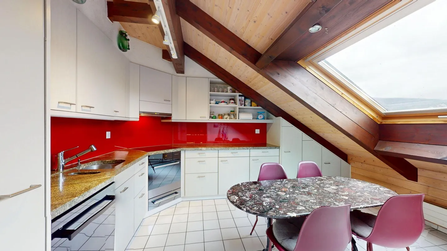 Light-flooded 4.5-room penthouse apartment with loft character - Photo 3 of 6