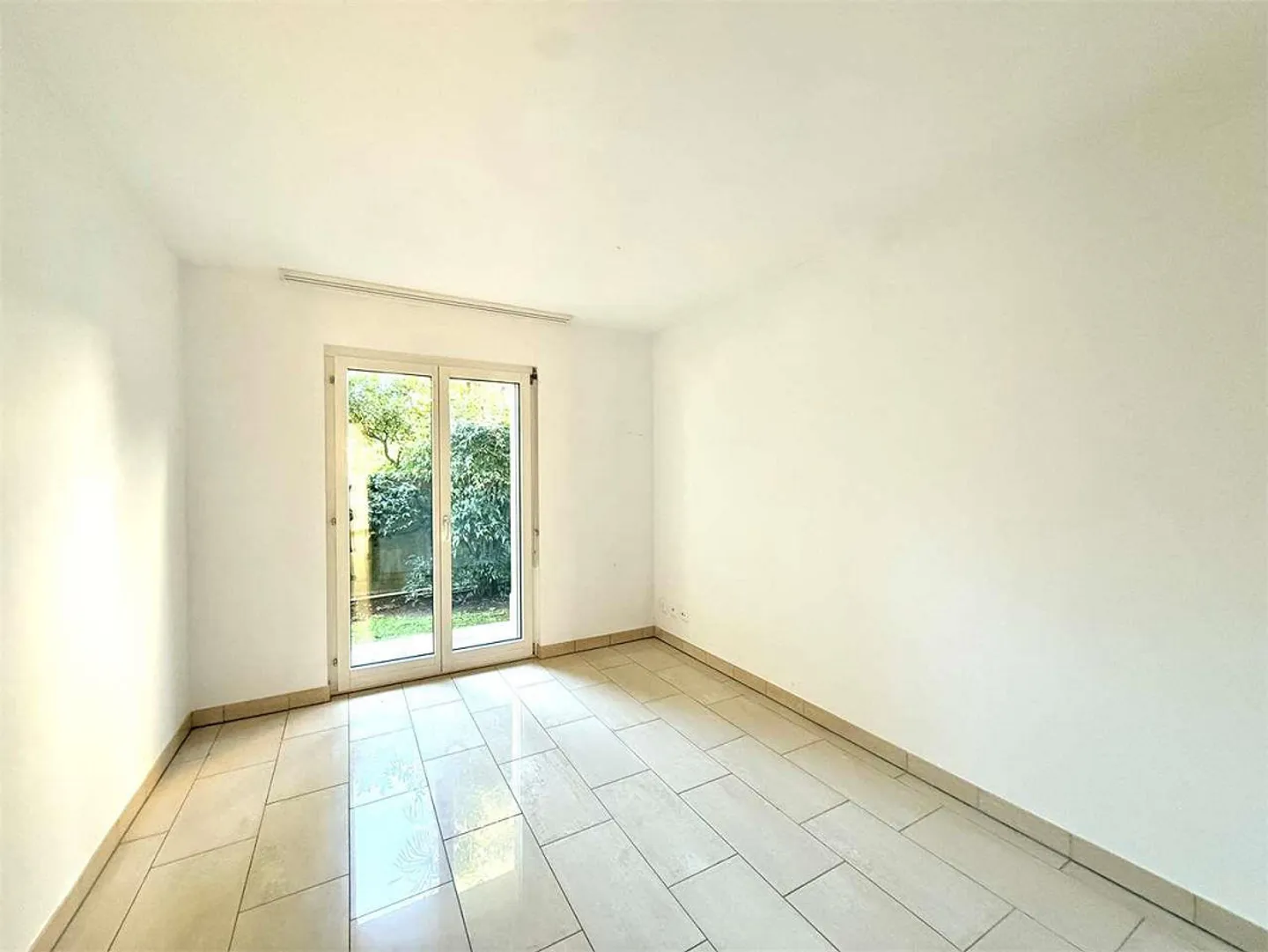 Appartamento con giardino e vista lago - Foto 9 di 12