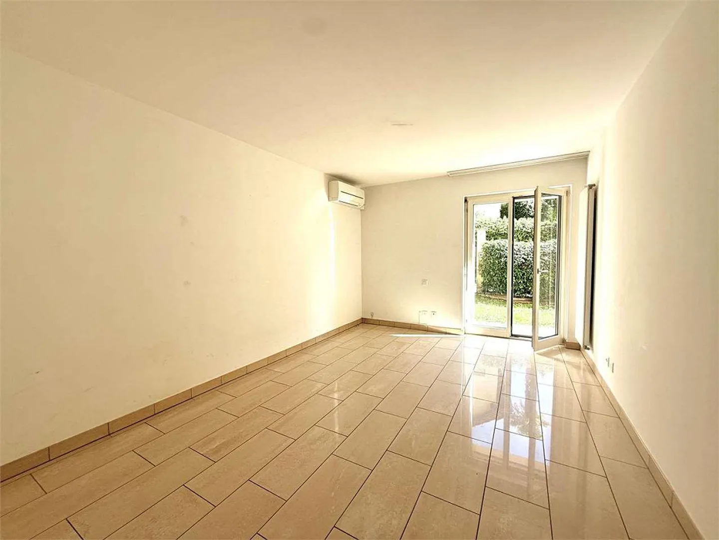 Appartamento con giardino e vista lago - Foto 10 di 12