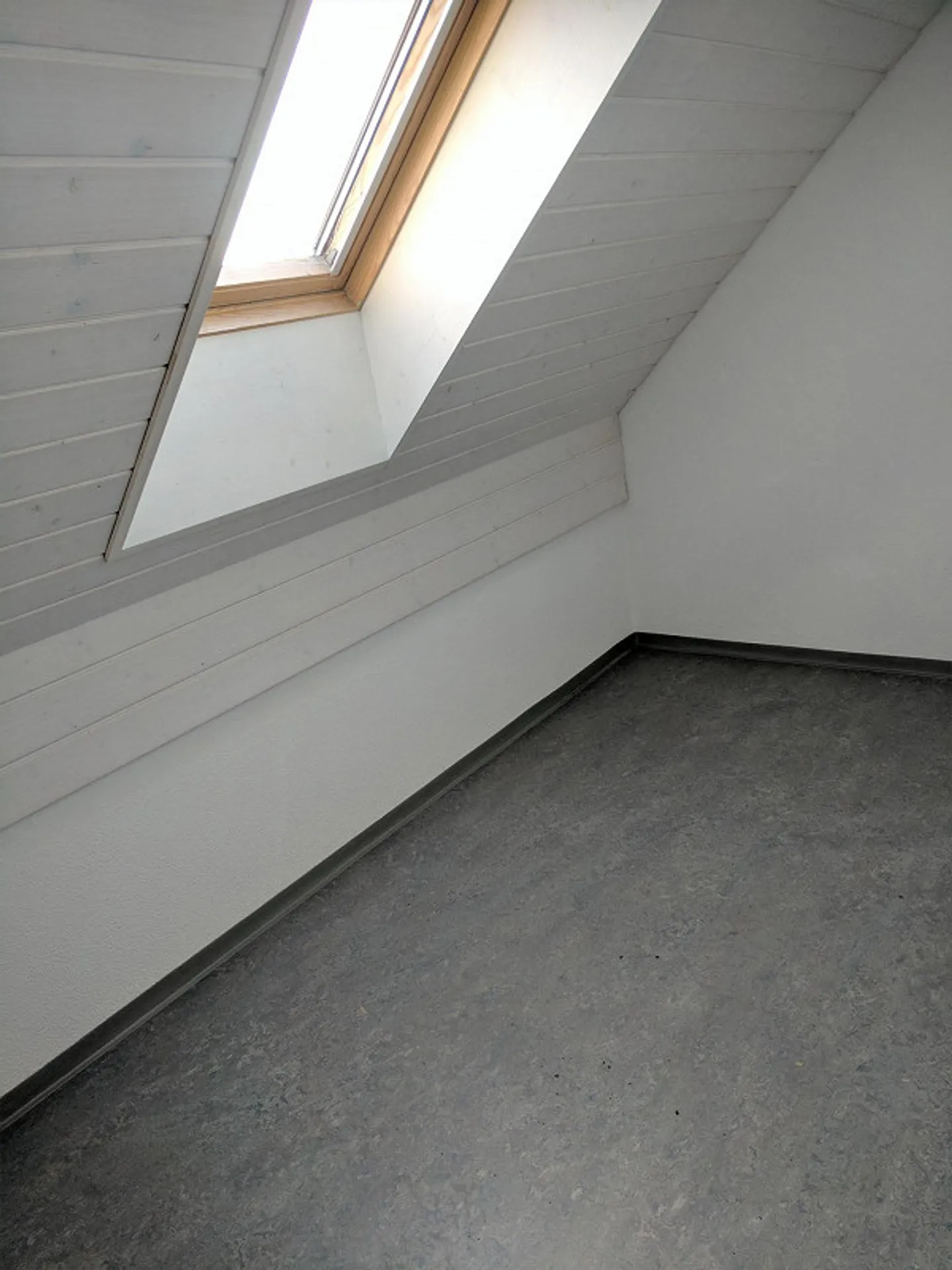 Spacious 3.5-room attic apartment in beautiful Pfungen! - Photo 8 of 8