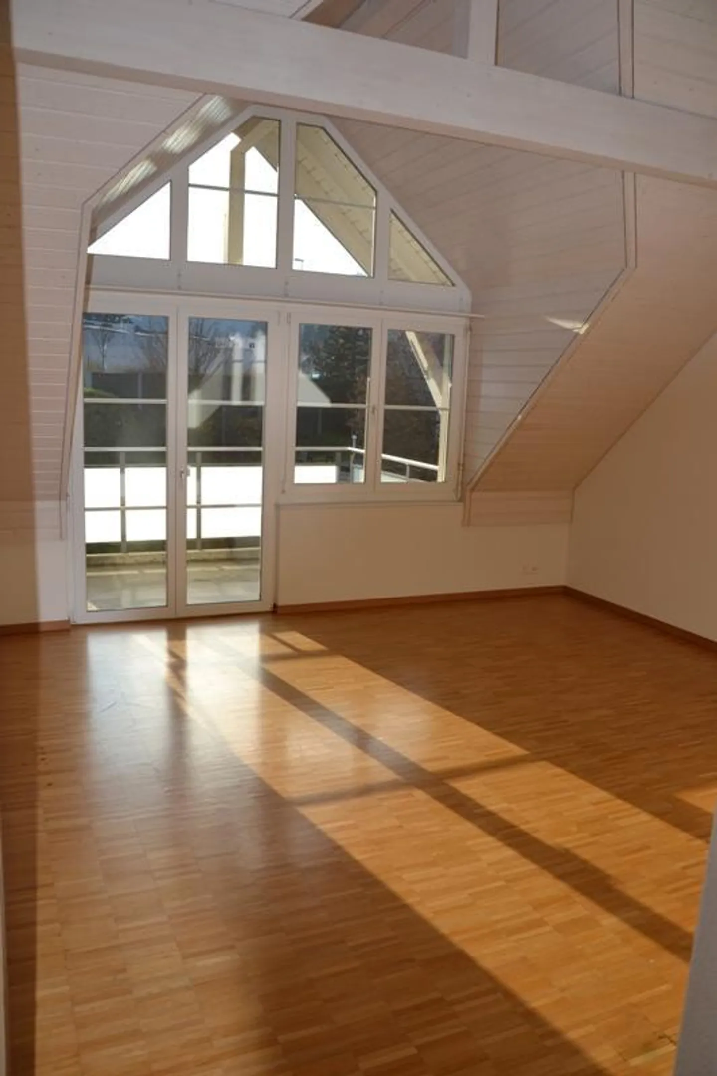 Spacious 3.5-room attic apartment in beautiful Pfungen! - Photo 2 of 8