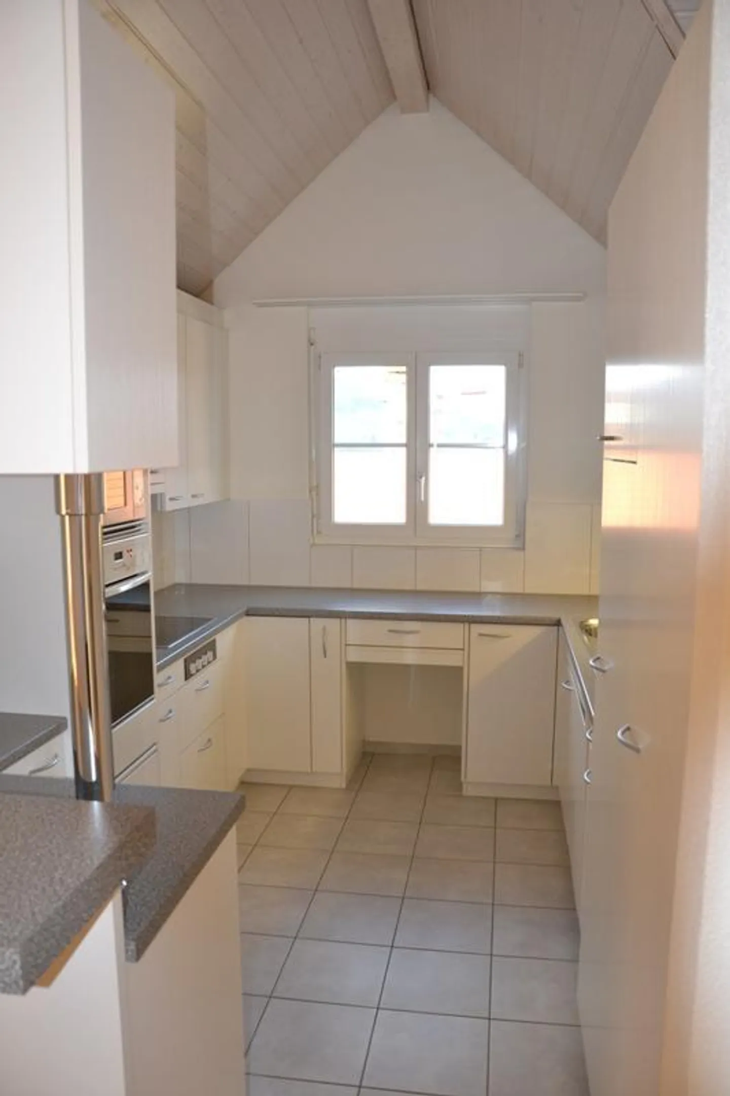 Spacious 3.5-room attic apartment in beautiful Pfungen! - Photo 3 of 8