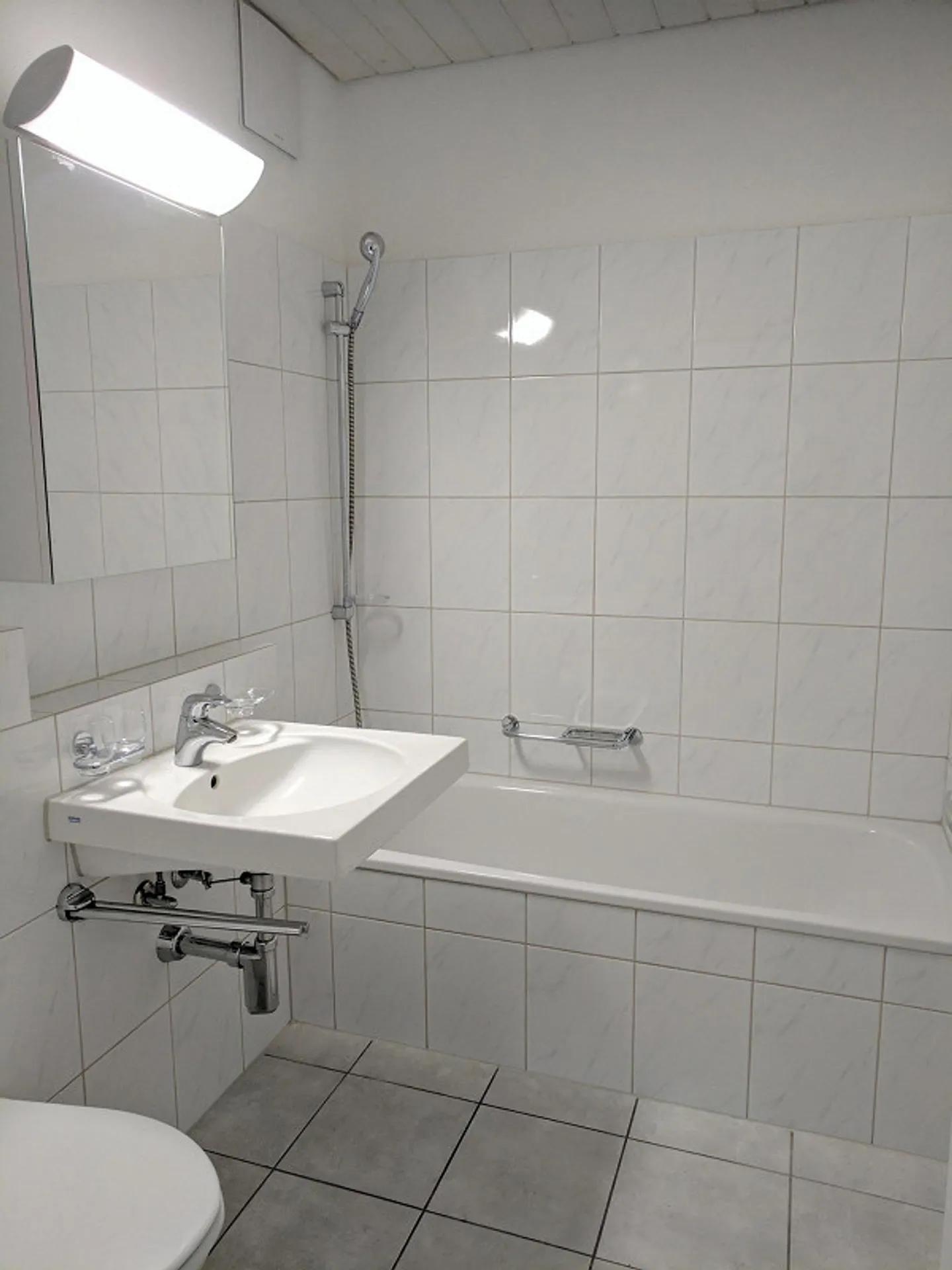 Spacious 3.5-room attic apartment in beautiful Pfungen! - Photo 6 of 8