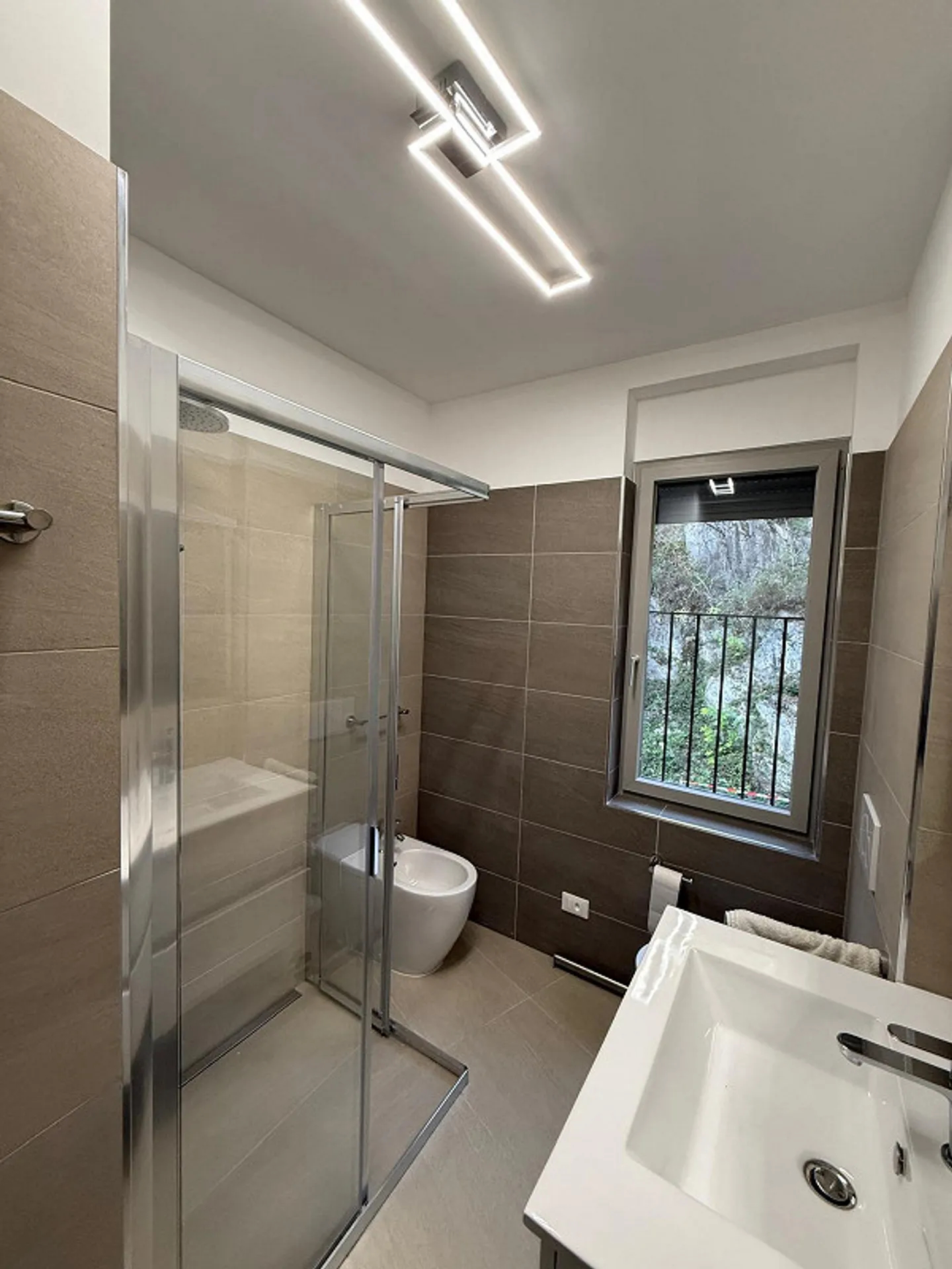 New penthouse apartment immersed in greenery and nature - Photo 9 of 10