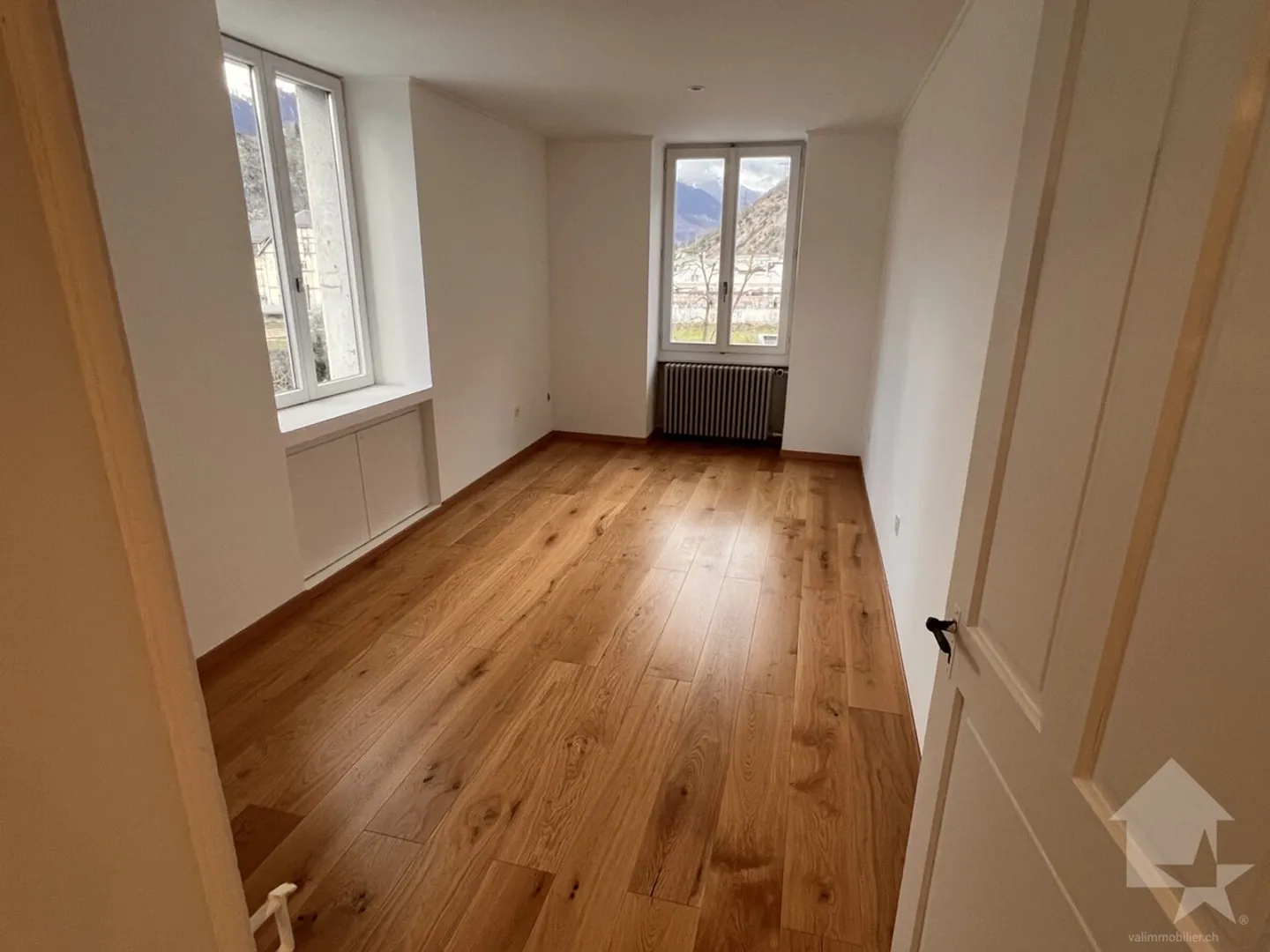 Schöne 2.5 Zimmer Wohnung, komplett renoviert mit einer Garagenbox! - Foto 1 von 7