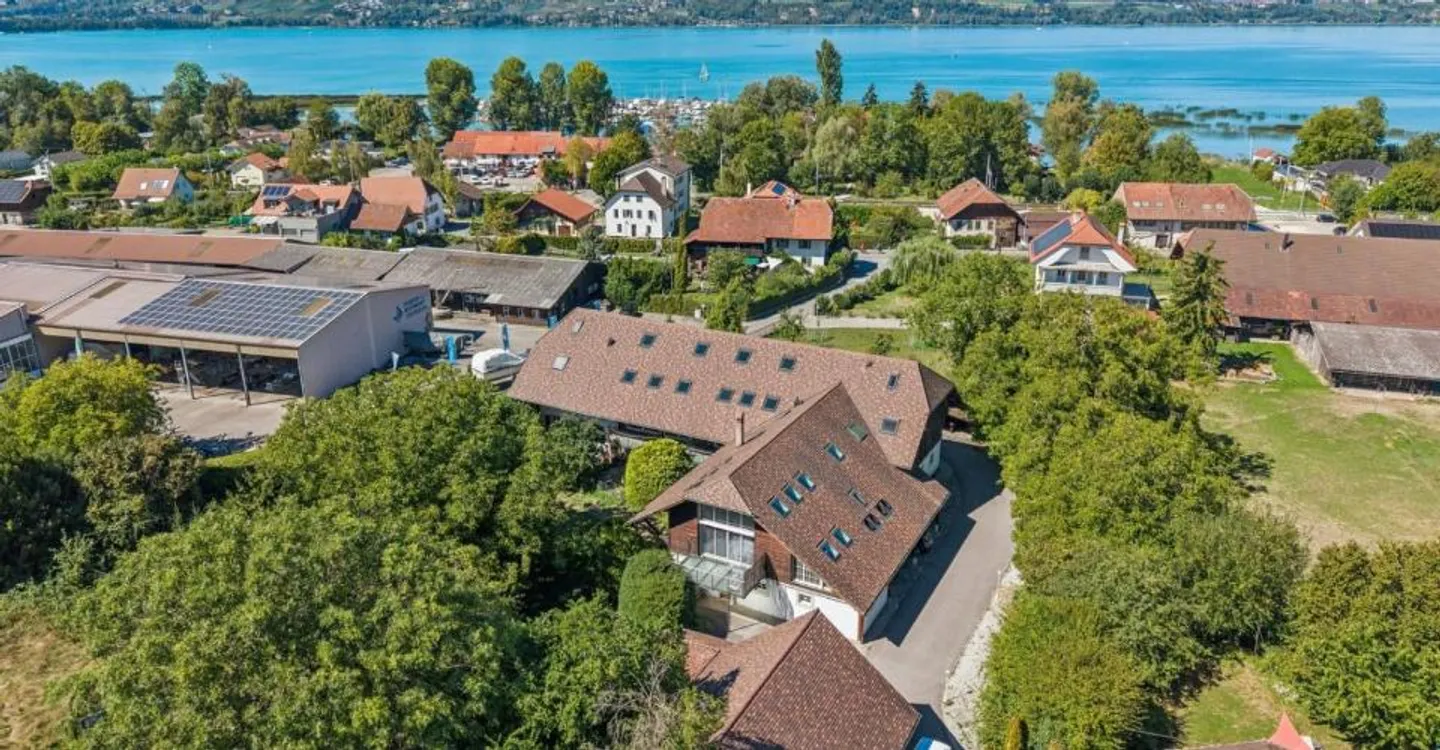Eleganza architettonica nel cuore di una fattoria ristrutturata, a pochi passi dal lago - Foto 2 di 11