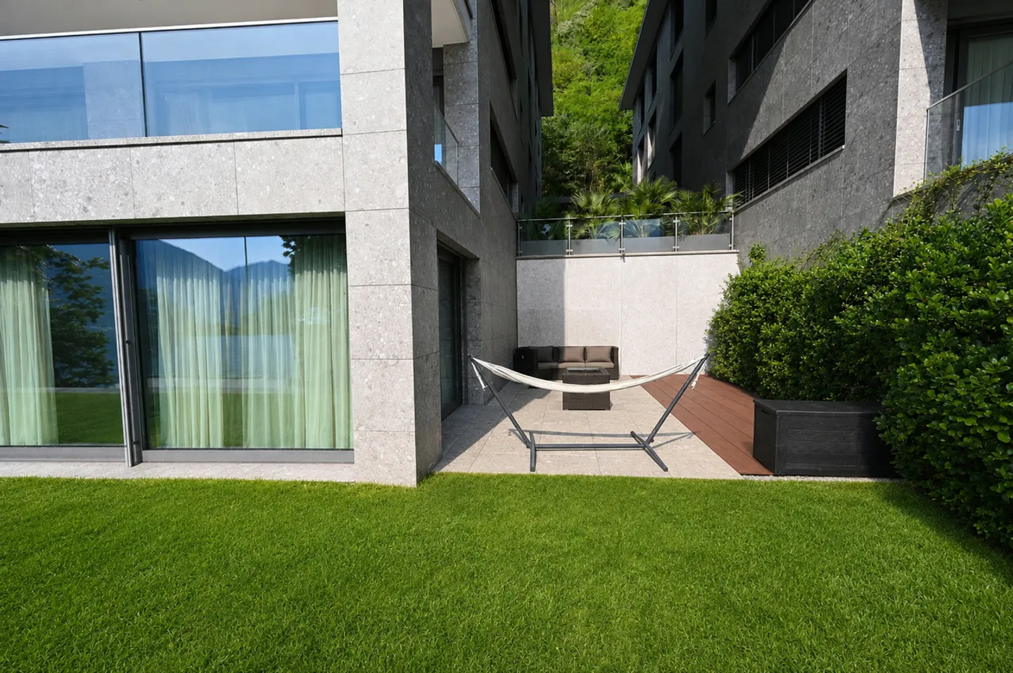 Refined Apartment with Private Garden and Lake View - Photo 3 of 27