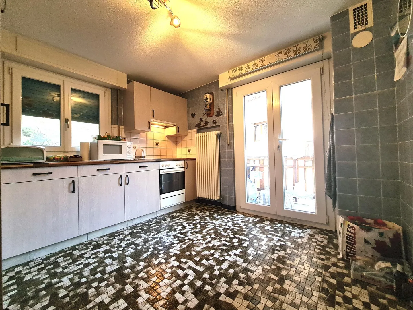 Bellissimo appartamento luminoso con balcone e garage privato - Foto 4 di 4