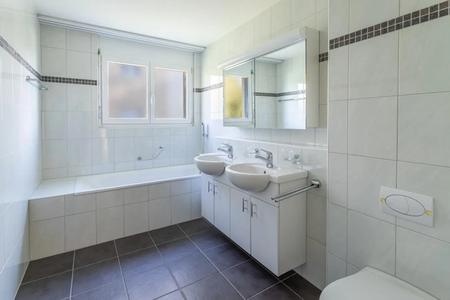 Ampio appartamento di 4½ locali con balcone vetrato - Foto 5 di 7