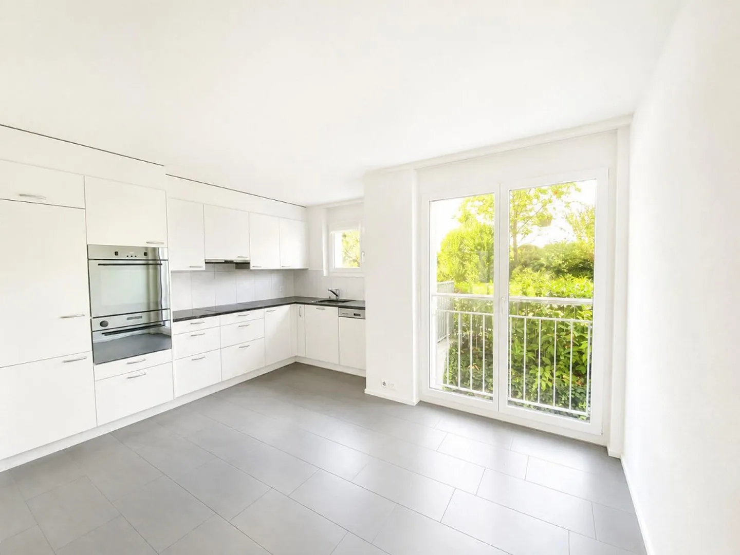 Spacious Family Apartment with 24 m2 partially glazed... - Photo 1 of 12