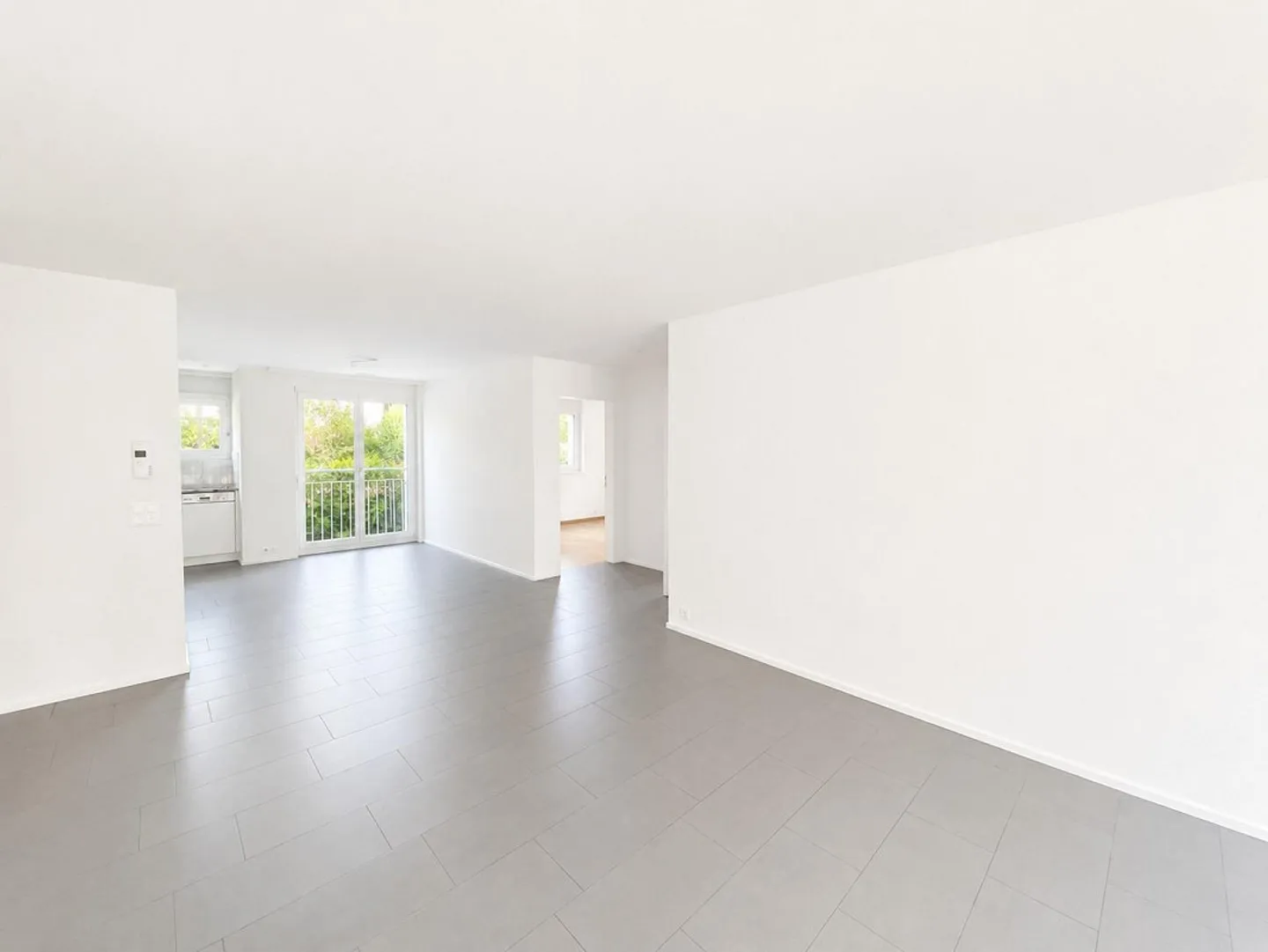 Spacious Family Apartment with 24 m2 partially glazed... - Photo 2 of 12