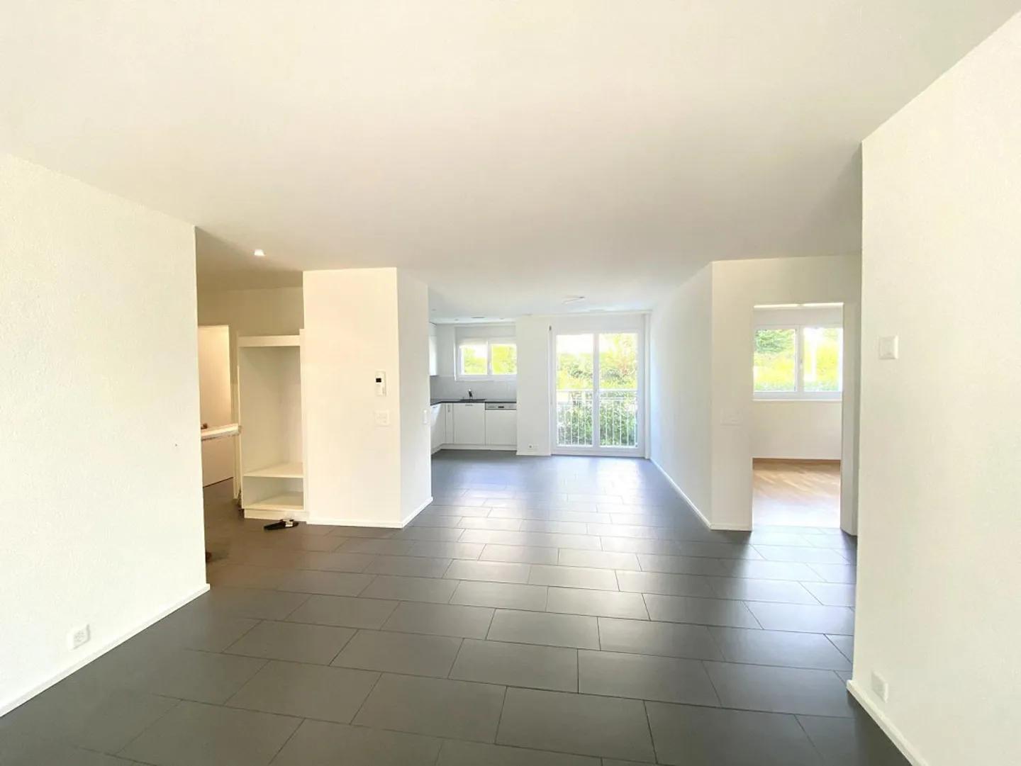Spacious Family Apartment with 24 m2 partially glazed... - Photo 3 of 12