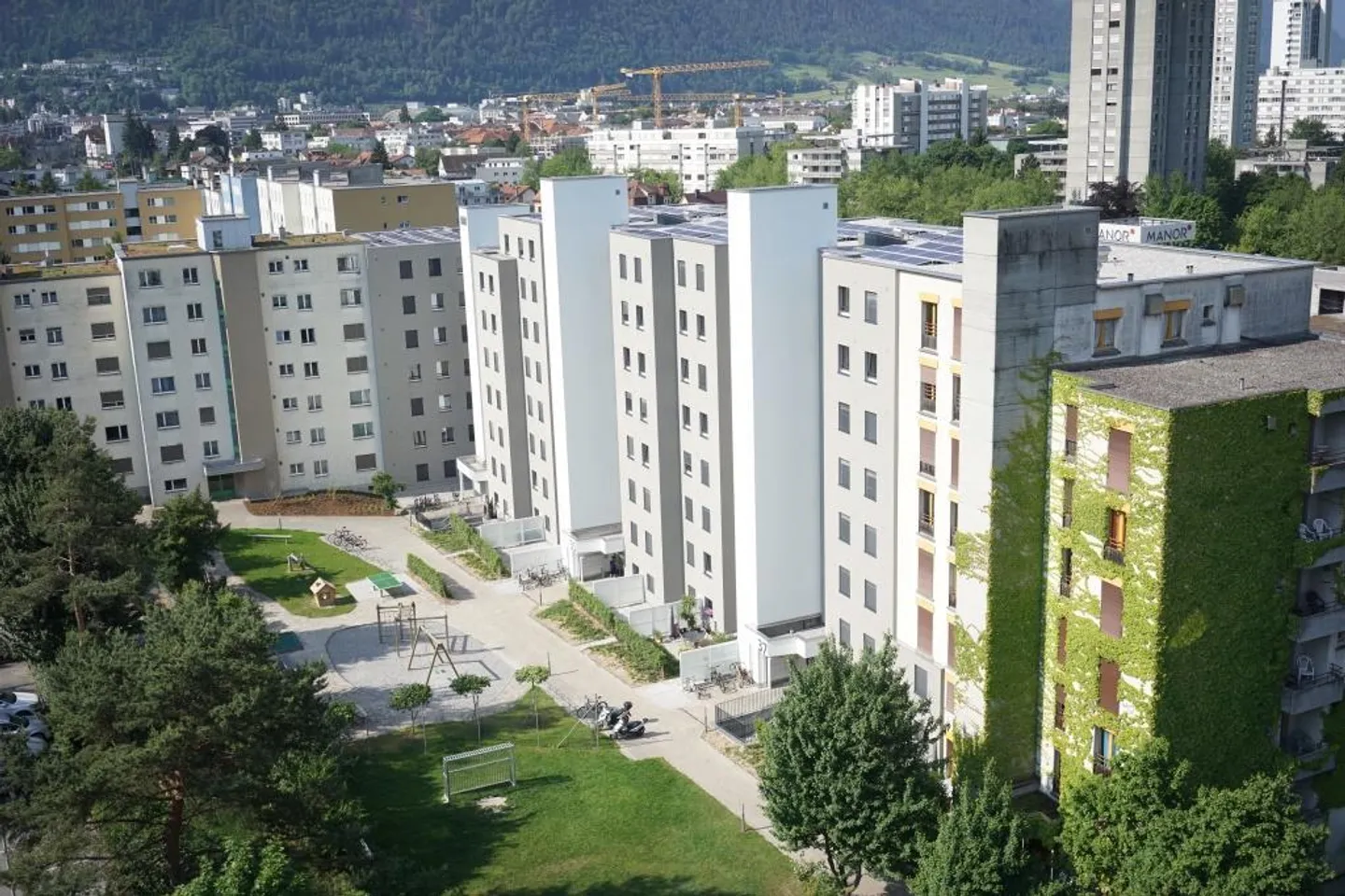 Appartamento familiare vicino alla città con balcone vetrato - Foto 1 di 13