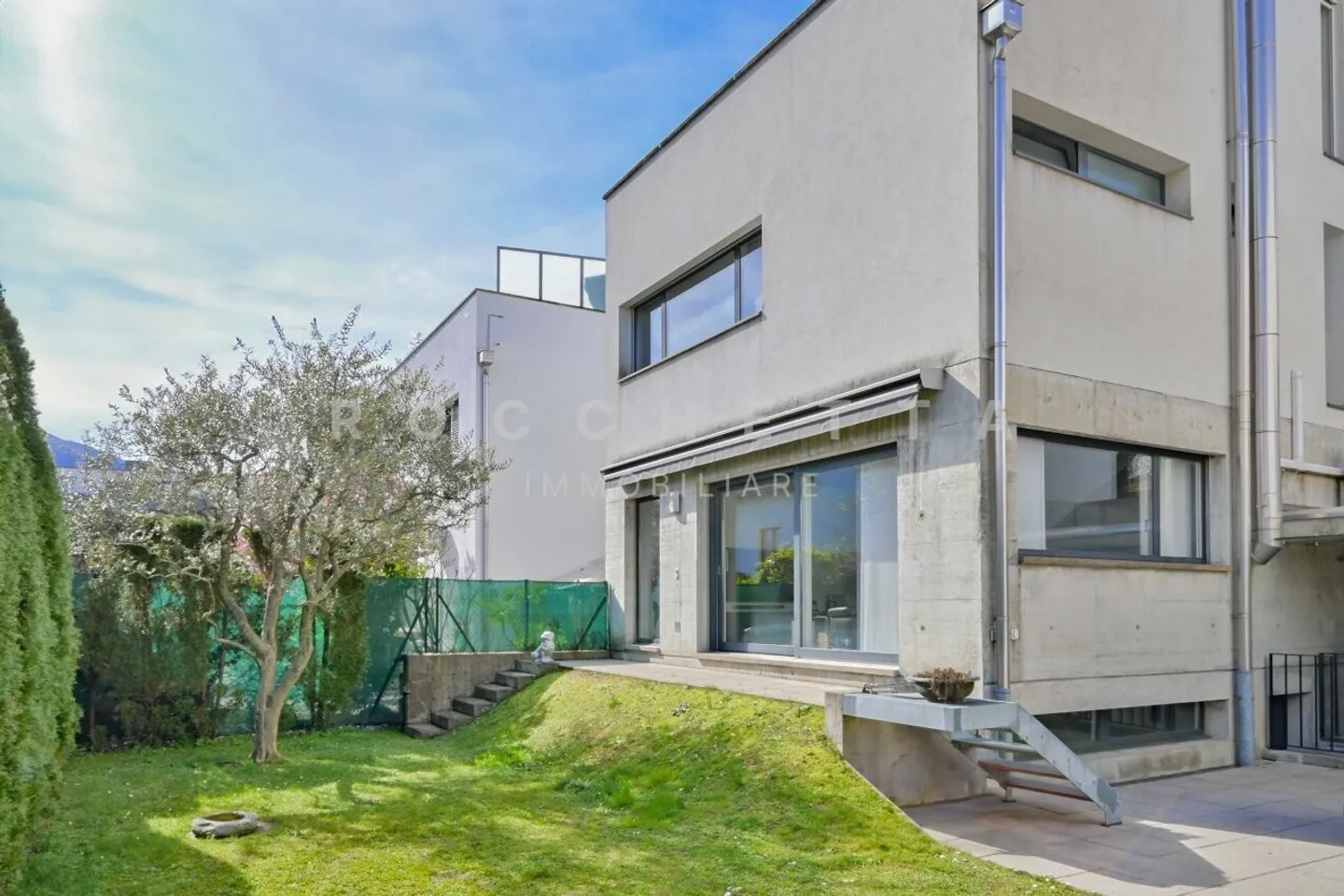 Moderna e raffinata Villa unifamiliare in posizione ricercata - Foto 2 di 14