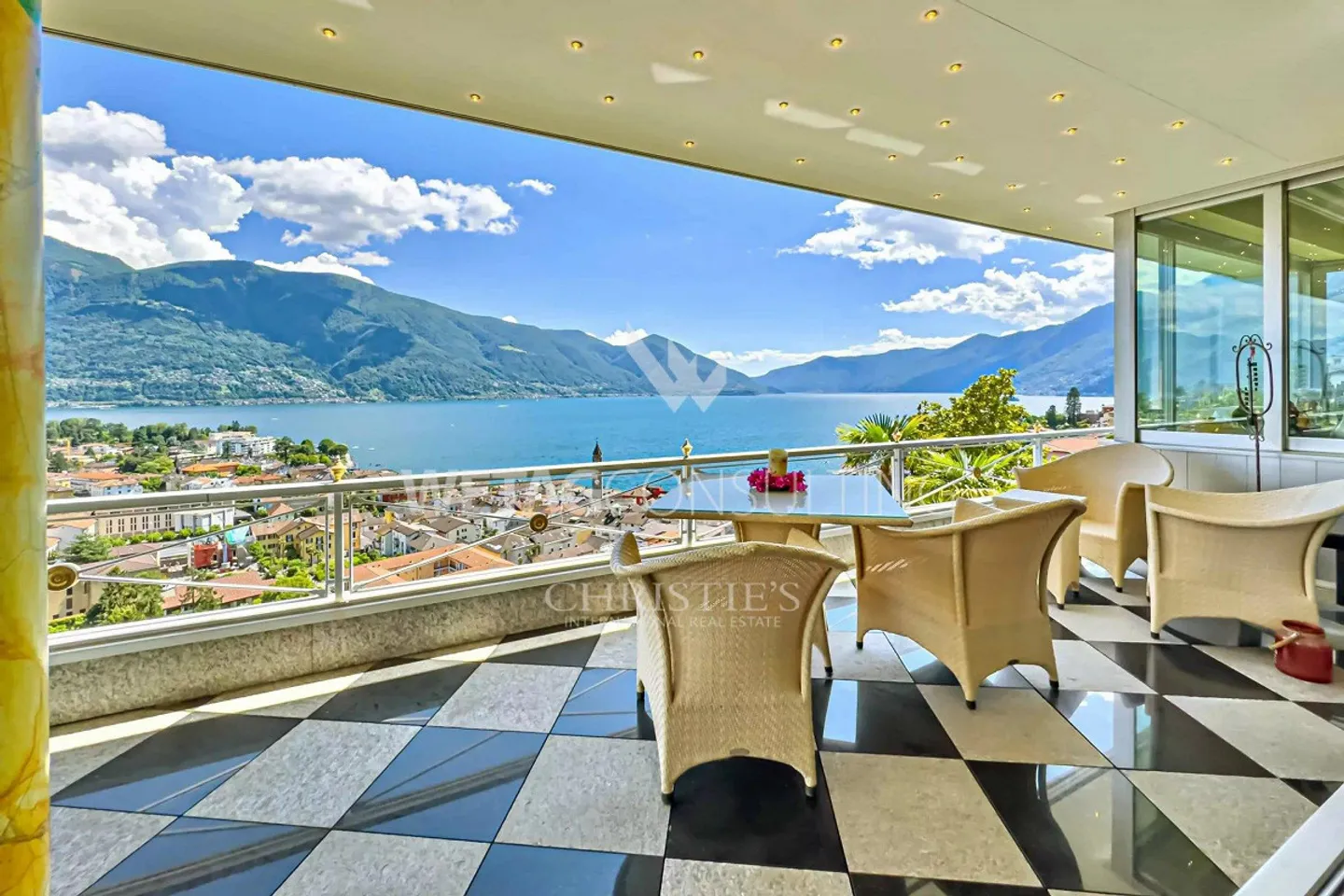 Villa di lusso esclusiva con vista lago mozzafiato ideale per le vacanze in vendita ad Ascona - Foto 2 di 13