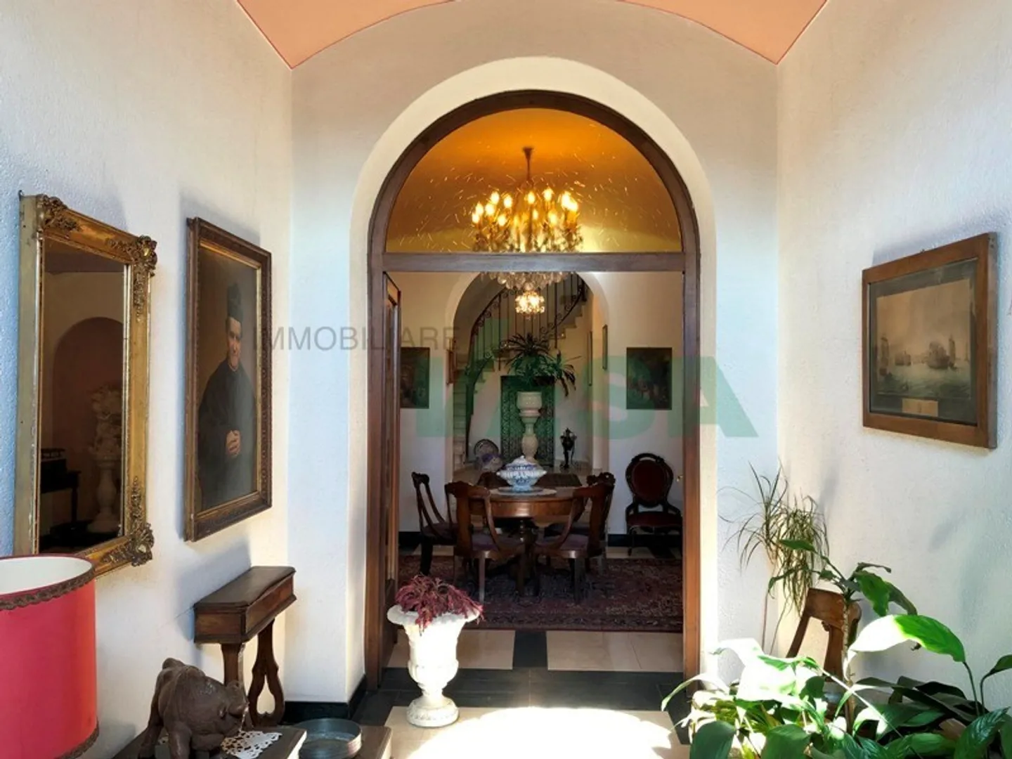 Magnificent and spacious 19th-century villa with splendid original details - Photo 2 of 13
