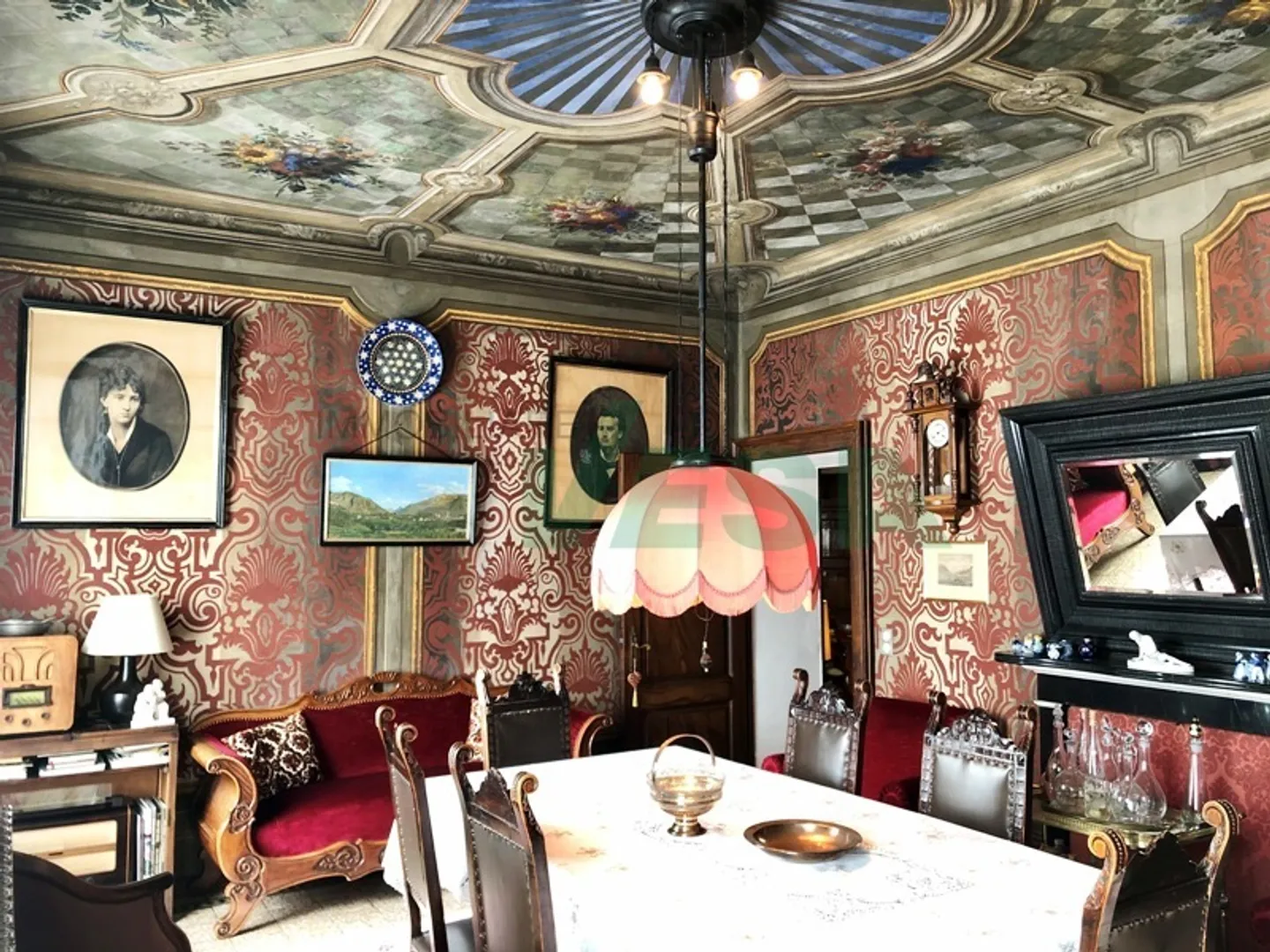 Magnificent and spacious 19th-century villa with splendid original details - Photo 3 of 13