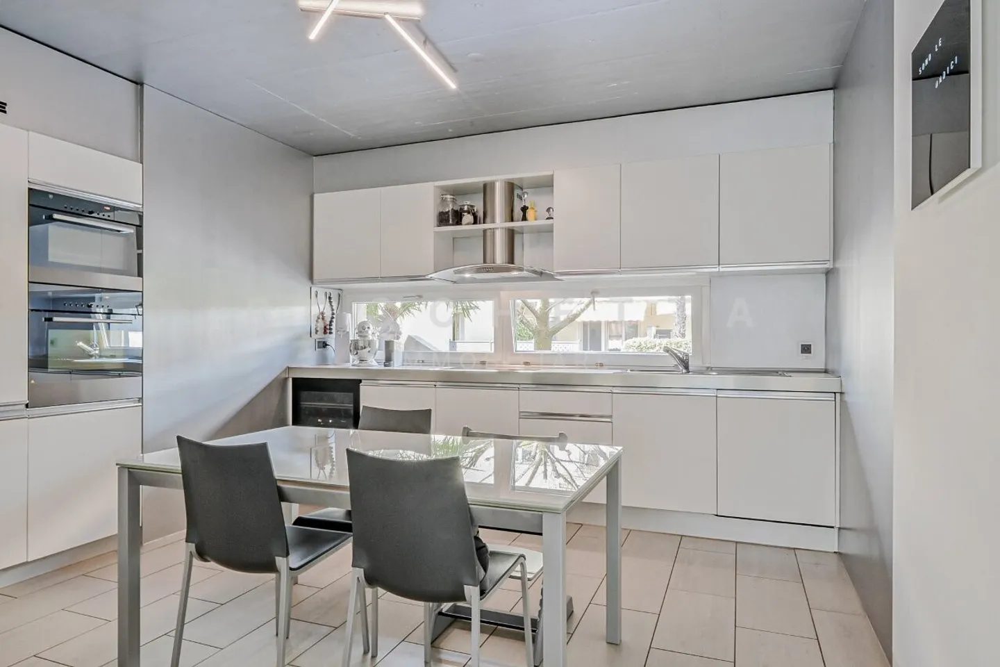Moderna e raffinata Villa unifamiliare in posizione ricercata - Foto 6 di 14
