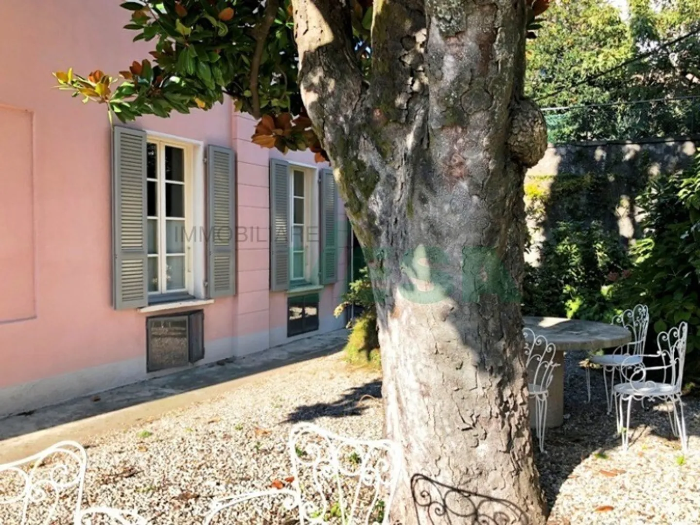 Magnificent and spacious 19th-century villa with splendid original details - Photo 10 of 13