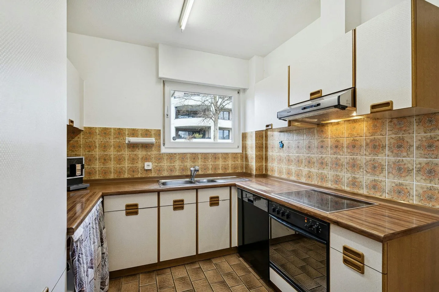 Casa unifamiliare indipendente con potenziale di ampliamento e molto spazio esterno - Foto 3 di 13