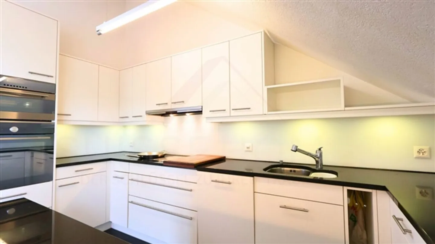 «Wohnen mit Charme - moderne 4.5-Zimmer-Maisonette in Walkringen mit Balkon und Cheminée» - Foto 6 di 19