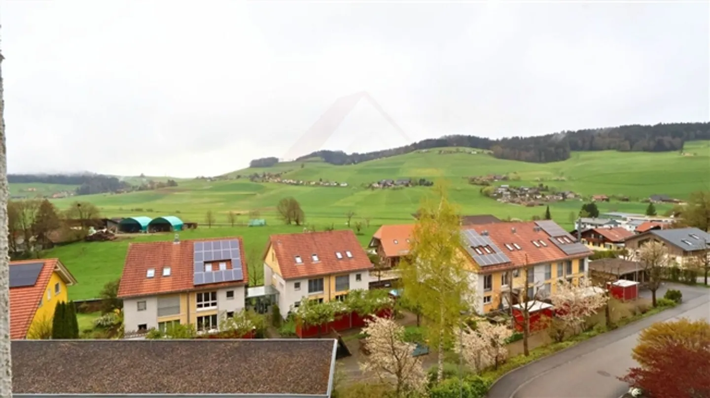 «Wohnen mit Charme - moderne 4.5-Zimmer-Maisonette in Walkringen mit Balkon und Cheminée» - Foto 10 di 19