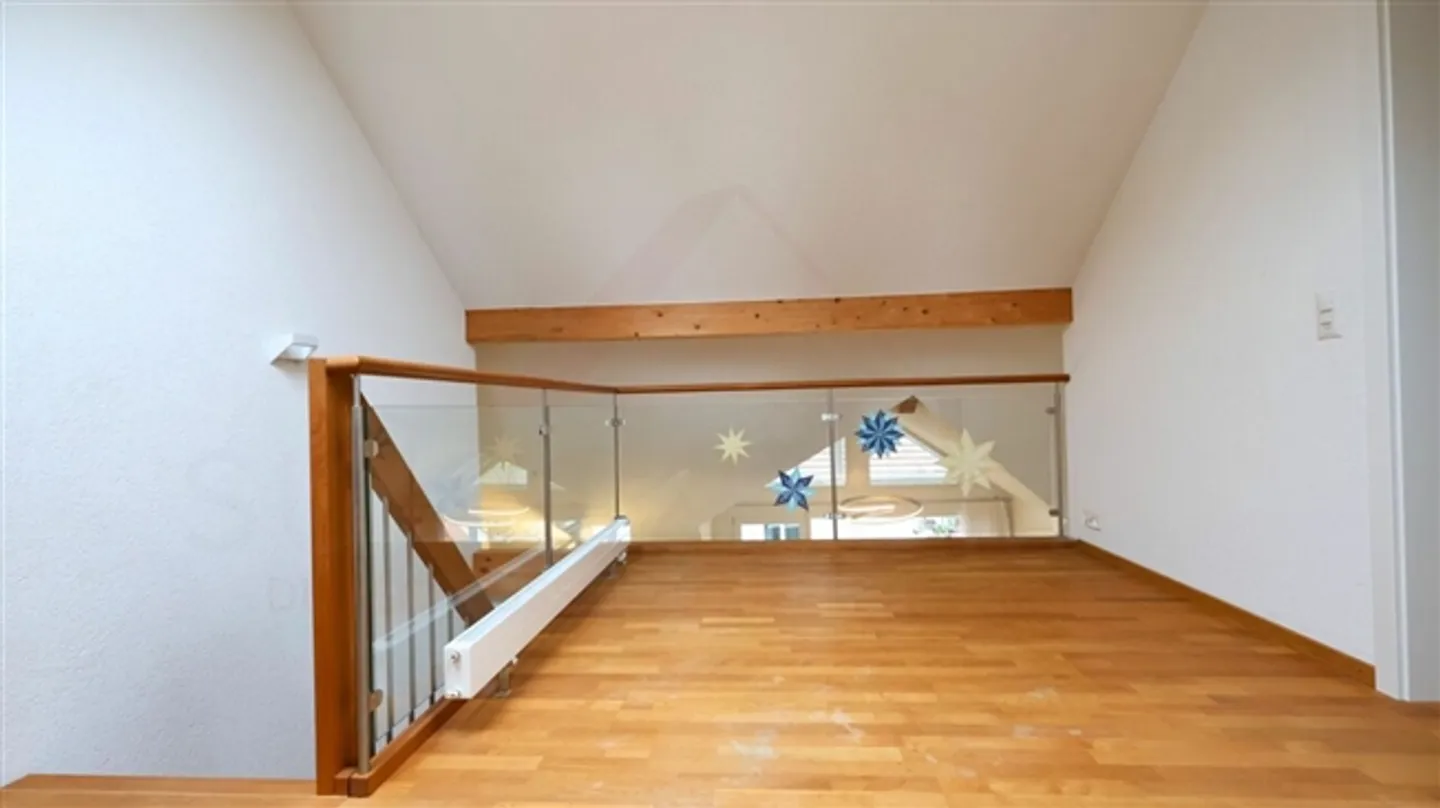 «Wohnen mit Charme - moderne 4.5-Zimmer-Maisonette in Walkringen mit Balkon und Cheminée» - Foto 11 di 19