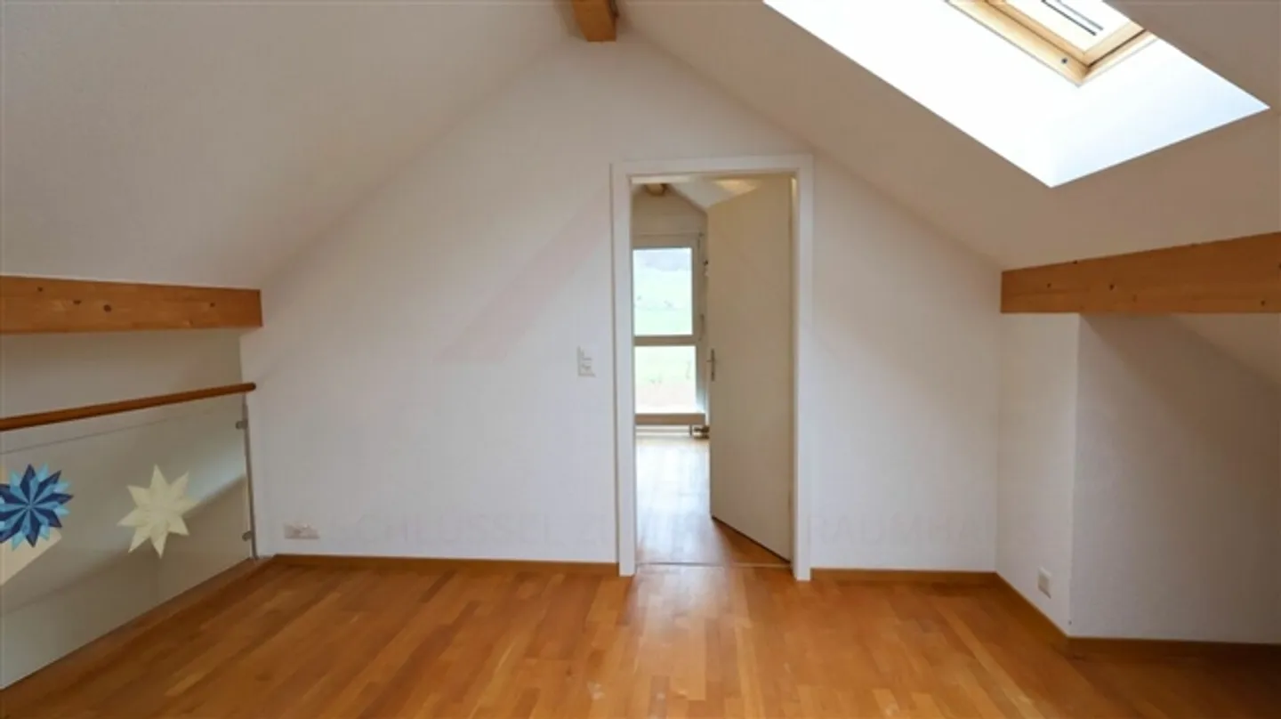 «Wohnen mit Charme - moderne 4.5-Zimmer-Maisonette in Walkringen mit Balkon und Cheminée» - Foto 15 di 19
