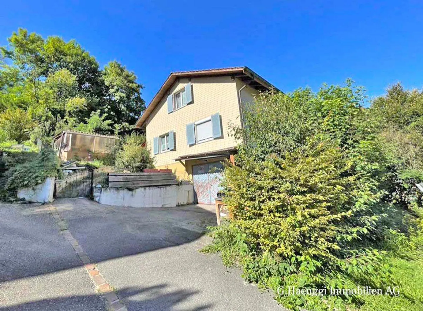 Casa unifamiliare di 5,5 stanze con potenziale al confine della foresta - Foto 3 di 12