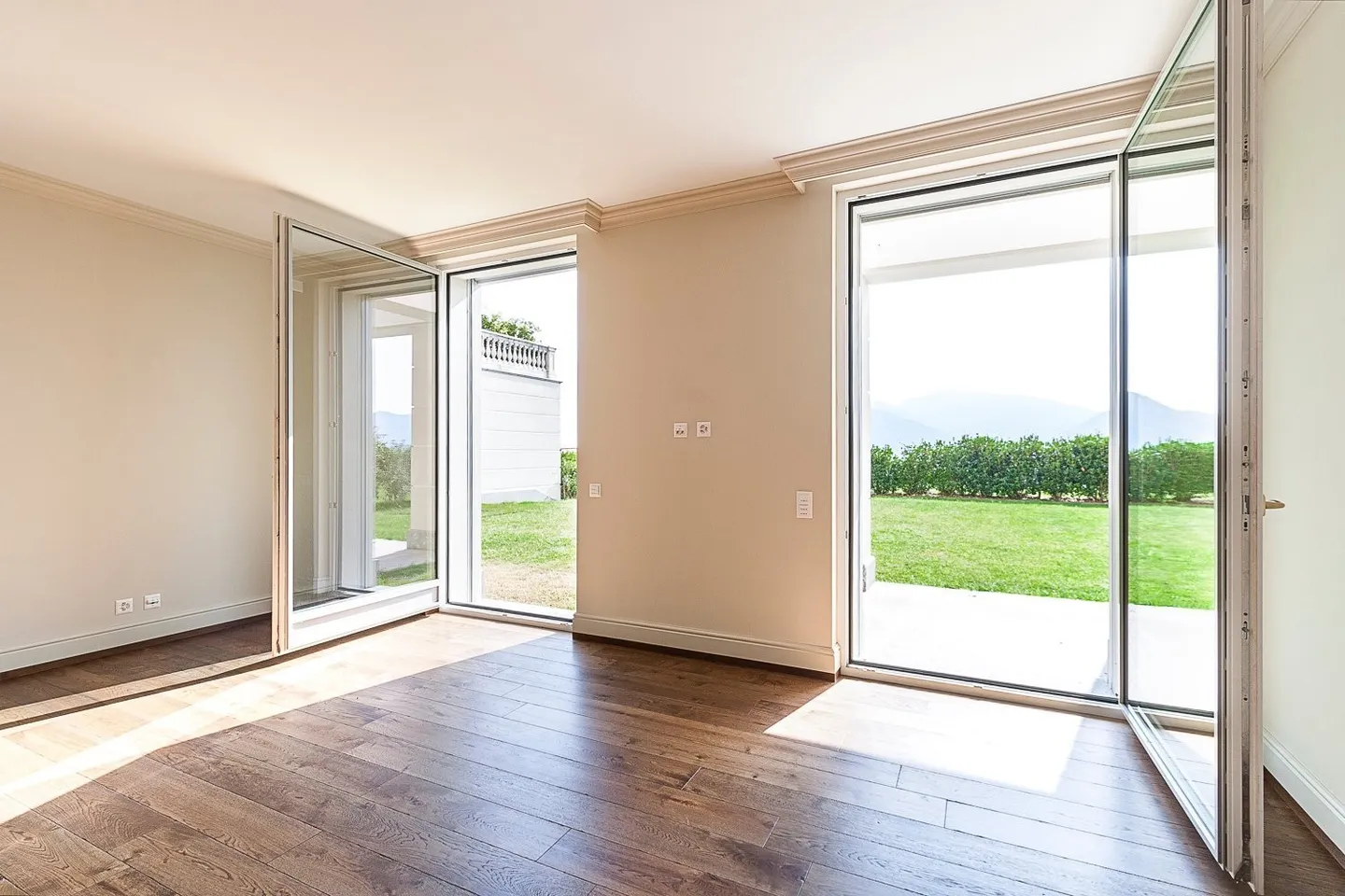 COLLINA D'ORO - À LOUER APPARTEMENT ENCHANTEUR AVEC JARDIN PRIVÉ ET VUE SUR LE LAC (réf. 002) - Photo 2 sur 19