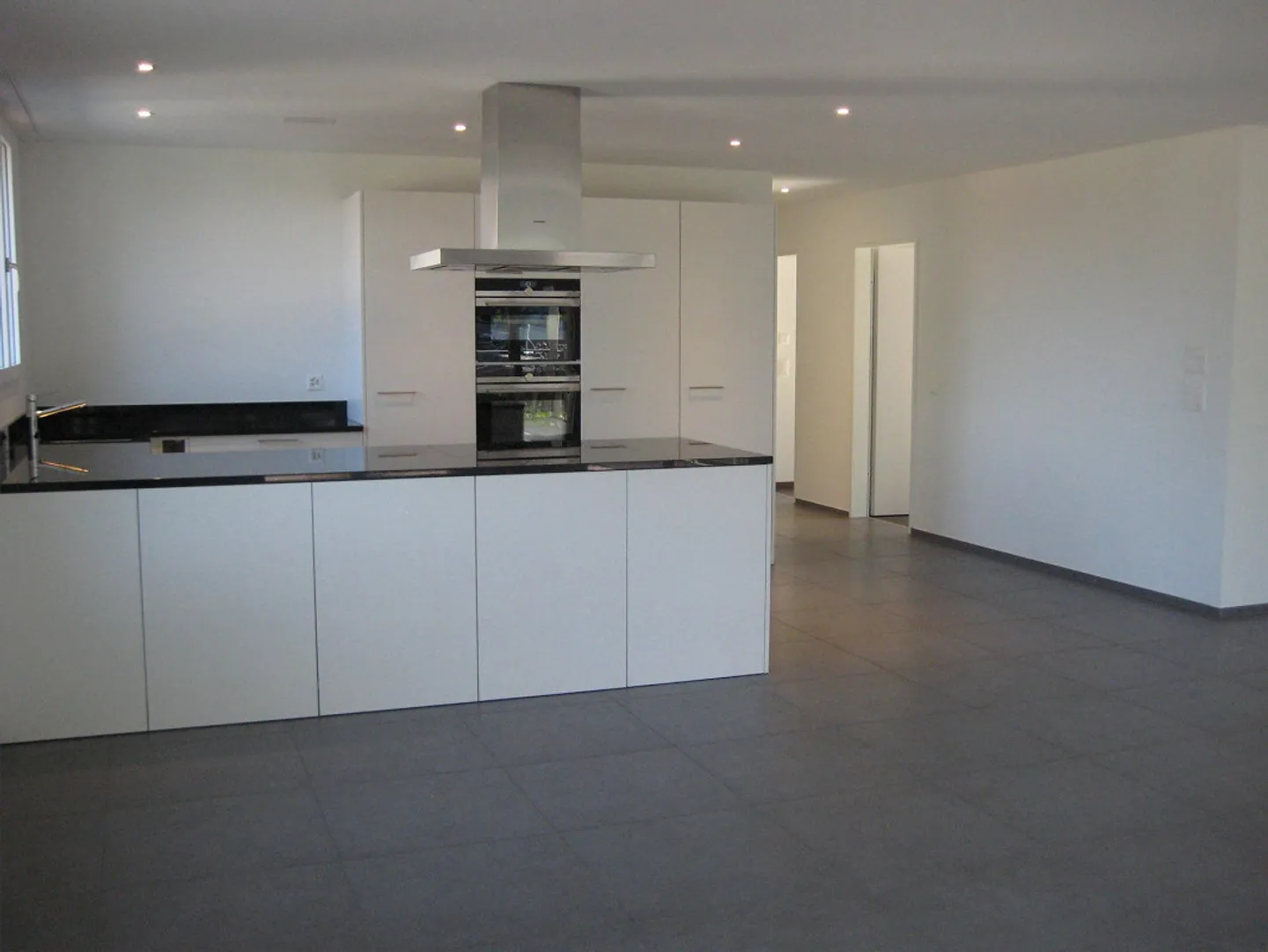 Modernes Apartment mit Balkon - Foto 2 von 8