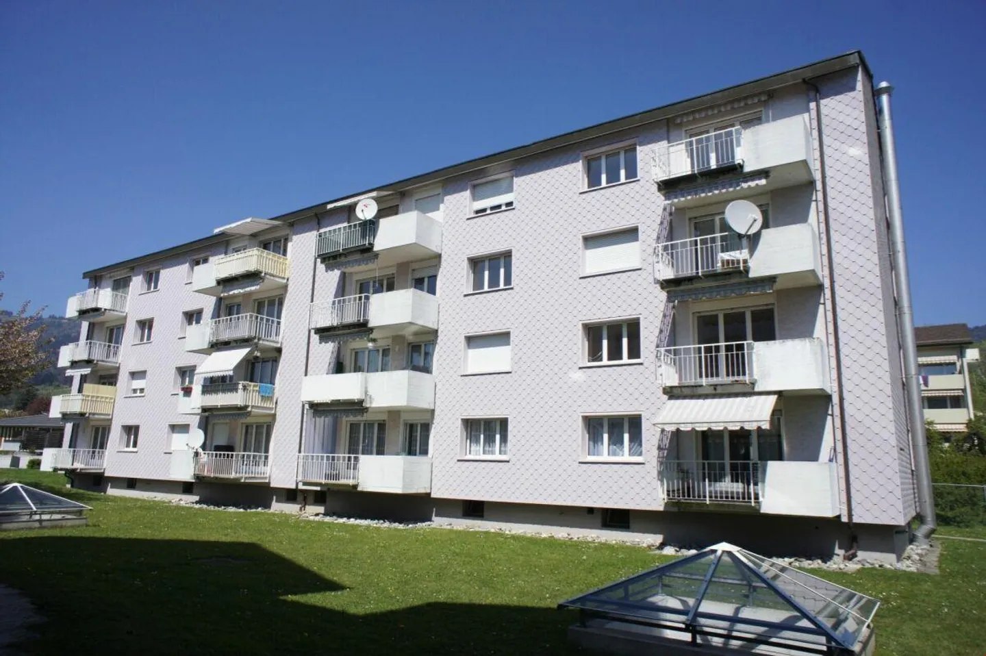 Soleggiato e adatto alle famiglie con un balcone attraente! - Foto 1 di 8