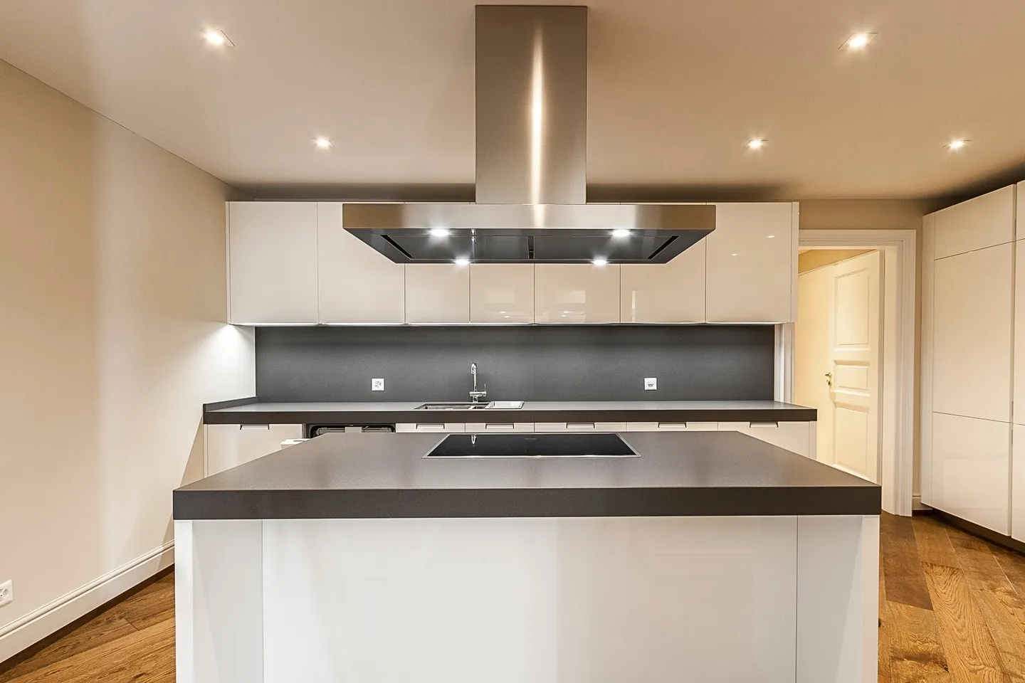 COLLINA D'ORO - À LOUER APPARTEMENT ENCHANTEUR AVEC JARDIN PRIVÉ ET VUE SUR LE LAC (réf. 002) - Photo 6 sur 19