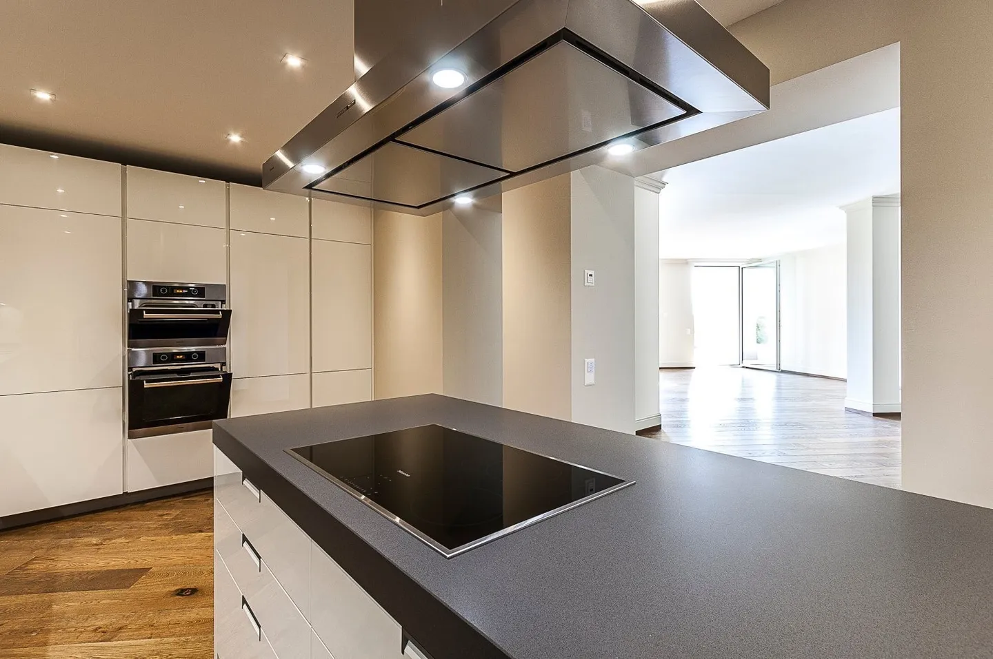 COLLINA D'ORO - À LOUER APPARTEMENT ENCHANTEUR AVEC JARDIN PRIVÉ ET VUE SUR LE LAC (réf. 002) - Photo 7 sur 19