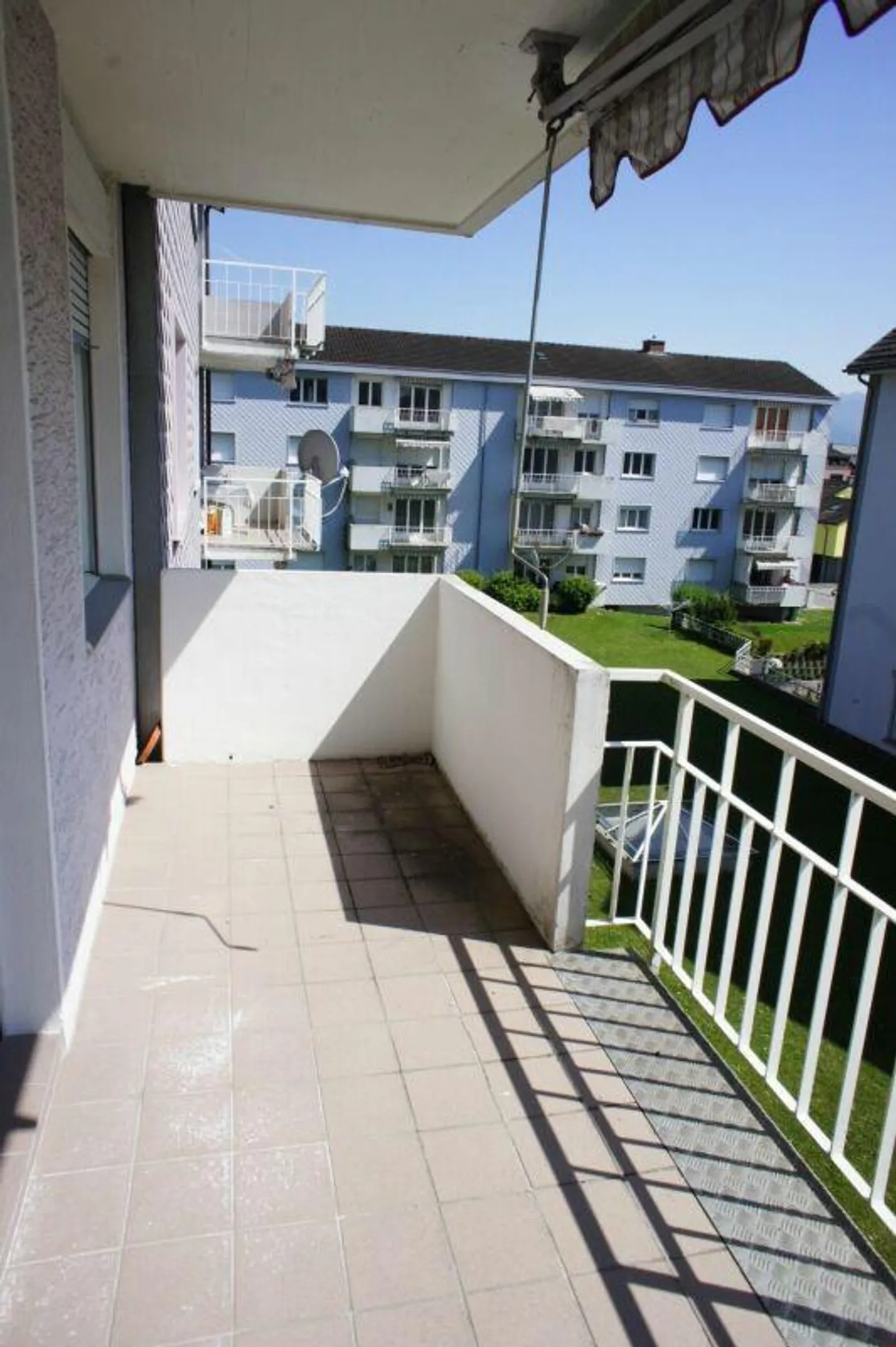 Soleggiato e adatto alle famiglie con un balcone attraente! - Foto 3 di 8