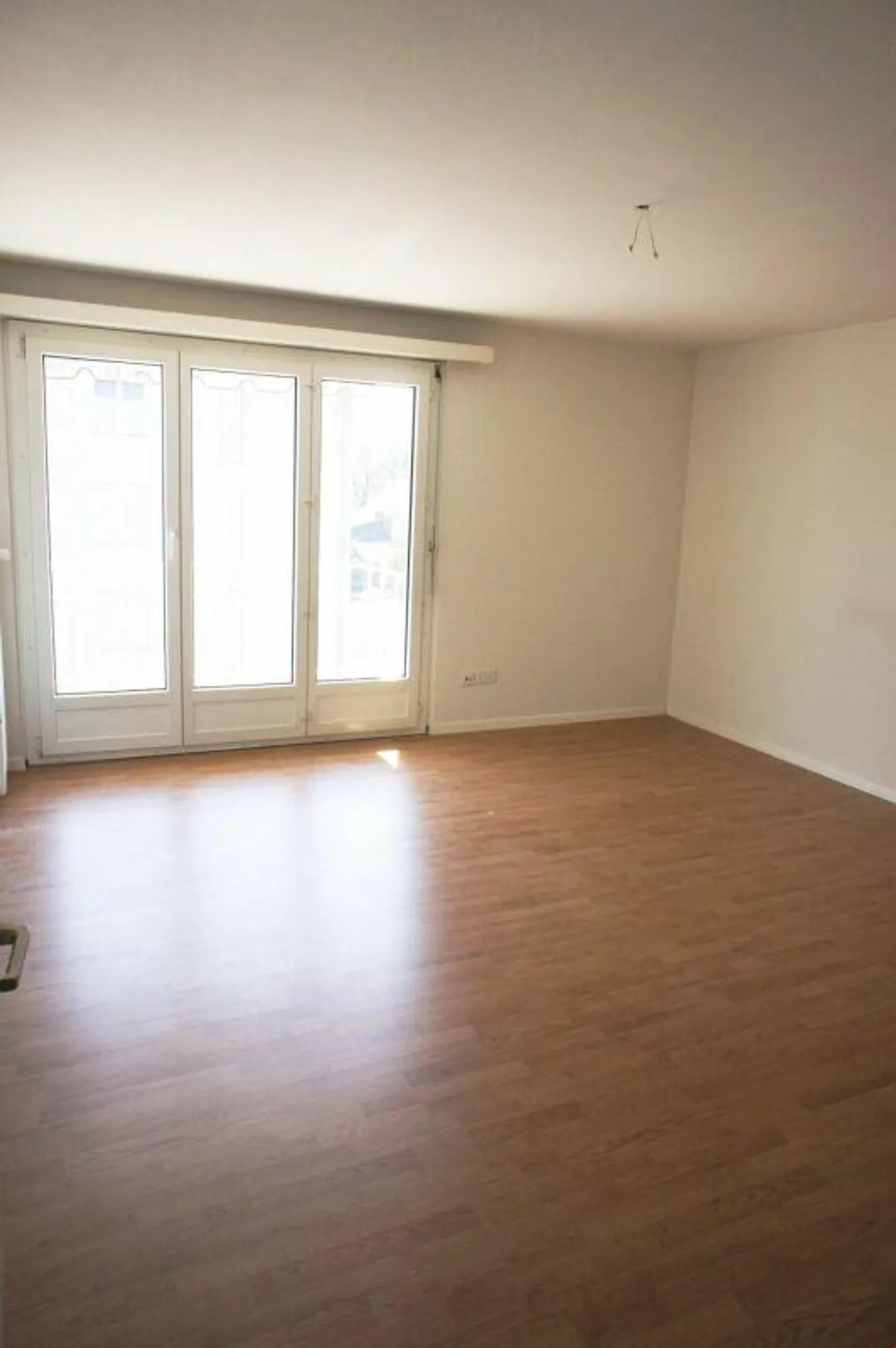 Soleggiato e adatto alle famiglie con un balcone attraente! - Foto 4 di 8