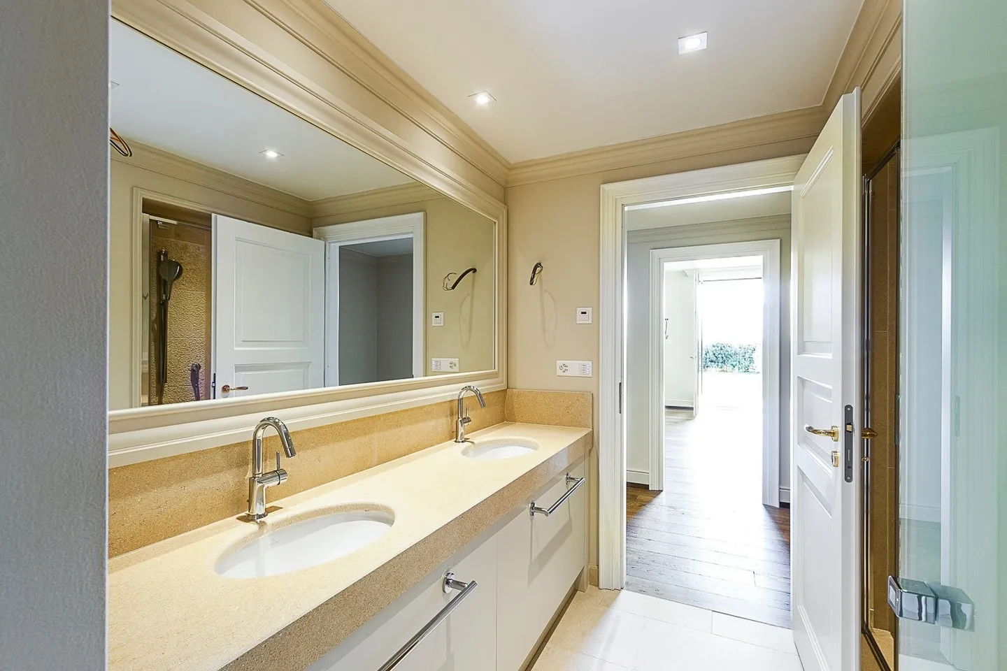 COLLINA D'ORO - À LOUER APPARTEMENT ENCHANTEUR AVEC JARDIN PRIVÉ ET VUE SUR LE LAC (réf. 002) - Photo 8 sur 19