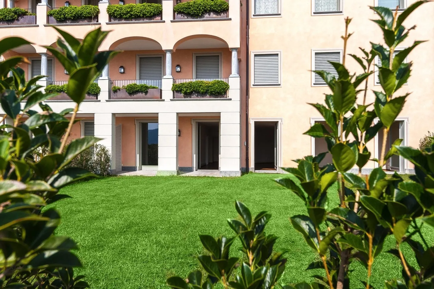 COLLINA D'ORO - À LOUER APPARTEMENT ENCHANTEUR AVEC JARDIN PRIVÉ ET VUE SUR LE LAC (réf. 002) - Photo 11 sur 19