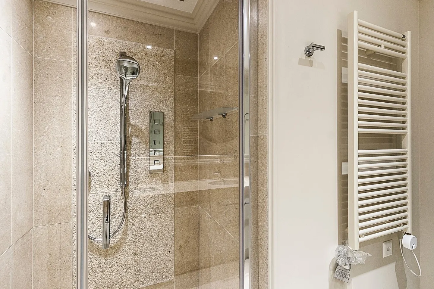 COLLINA D'ORO - À LOUER APPARTEMENT ENCHANTEUR AVEC JARDIN PRIVÉ ET VUE SUR LE LAC (réf. 002) - Photo 10 sur 19