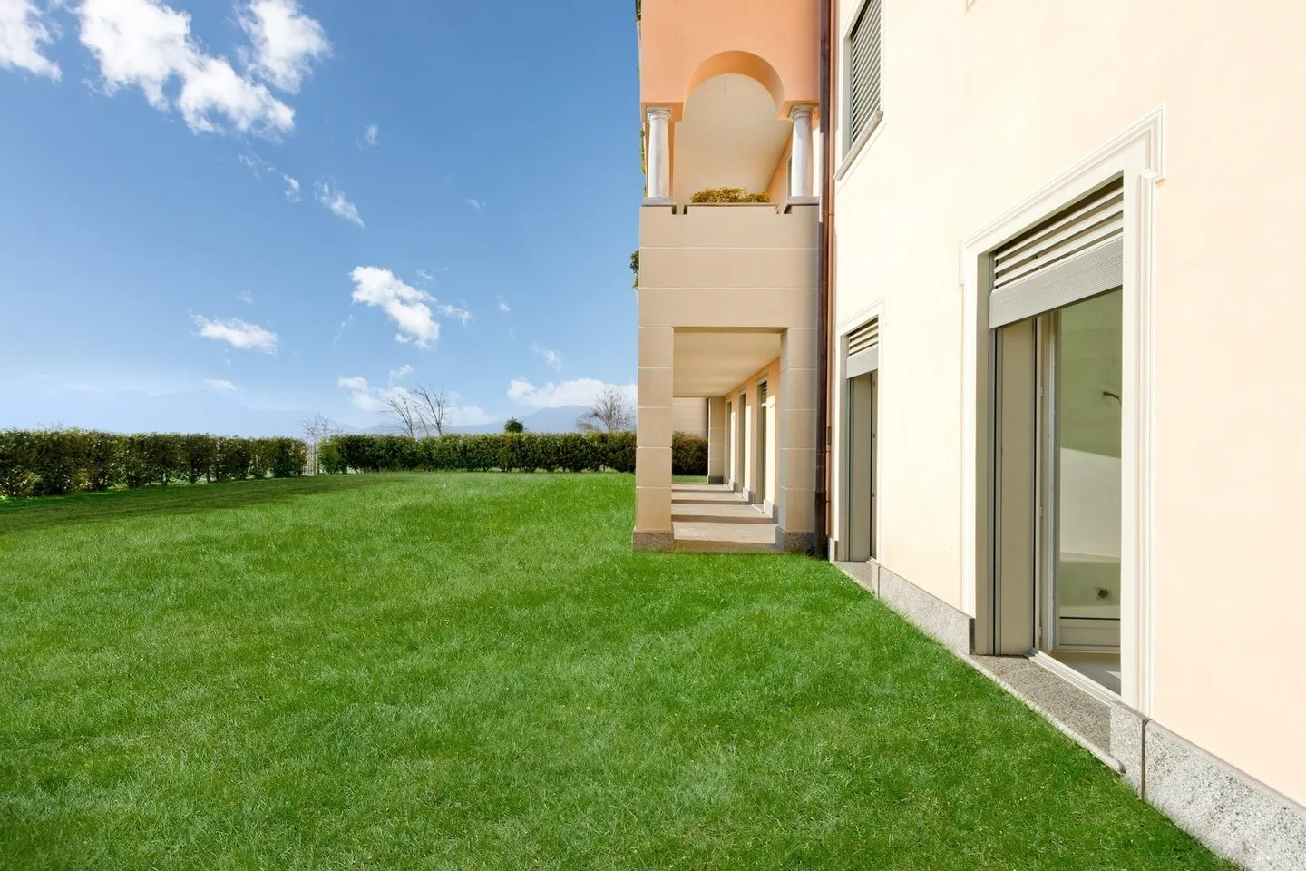 COLLINA D'ORO - À LOUER APPARTEMENT ENCHANTEUR AVEC JARDIN PRIVÉ ET VUE SUR LE LAC (réf. 002) - Photo 1 sur 19