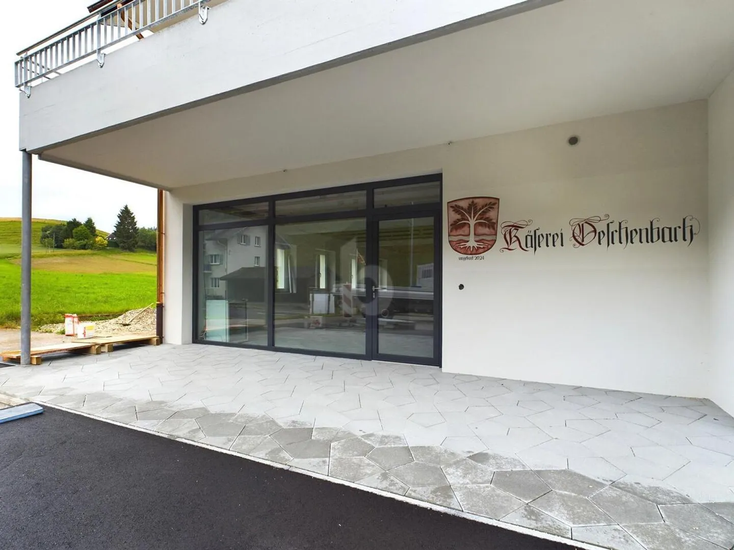 ESPACE POLYVALENT AVEC VITRINE - Photo 1 sur 6