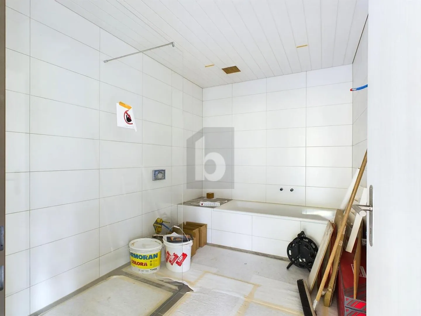 ESPACE POLYVALENT AVEC VITRINE - Photo 4 sur 6