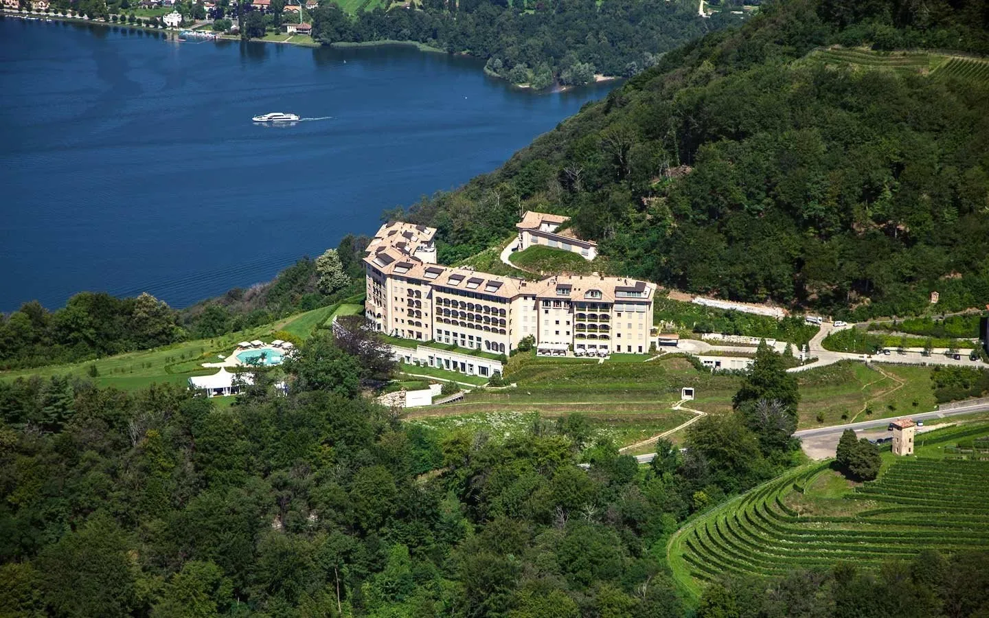 COLLINA D'ORO - À LOUER APPARTEMENT ENCHANTEUR AVEC JARDIN PRIVÉ ET VUE SUR LE LAC (réf. 002) - Photo 16 sur 19