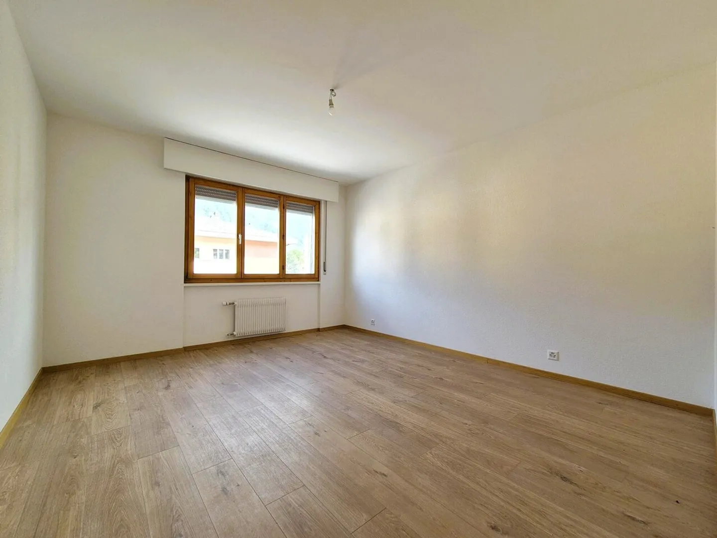 Bright 3.5-room apartment renovated in the heart of Noës - Photo 3 of 10