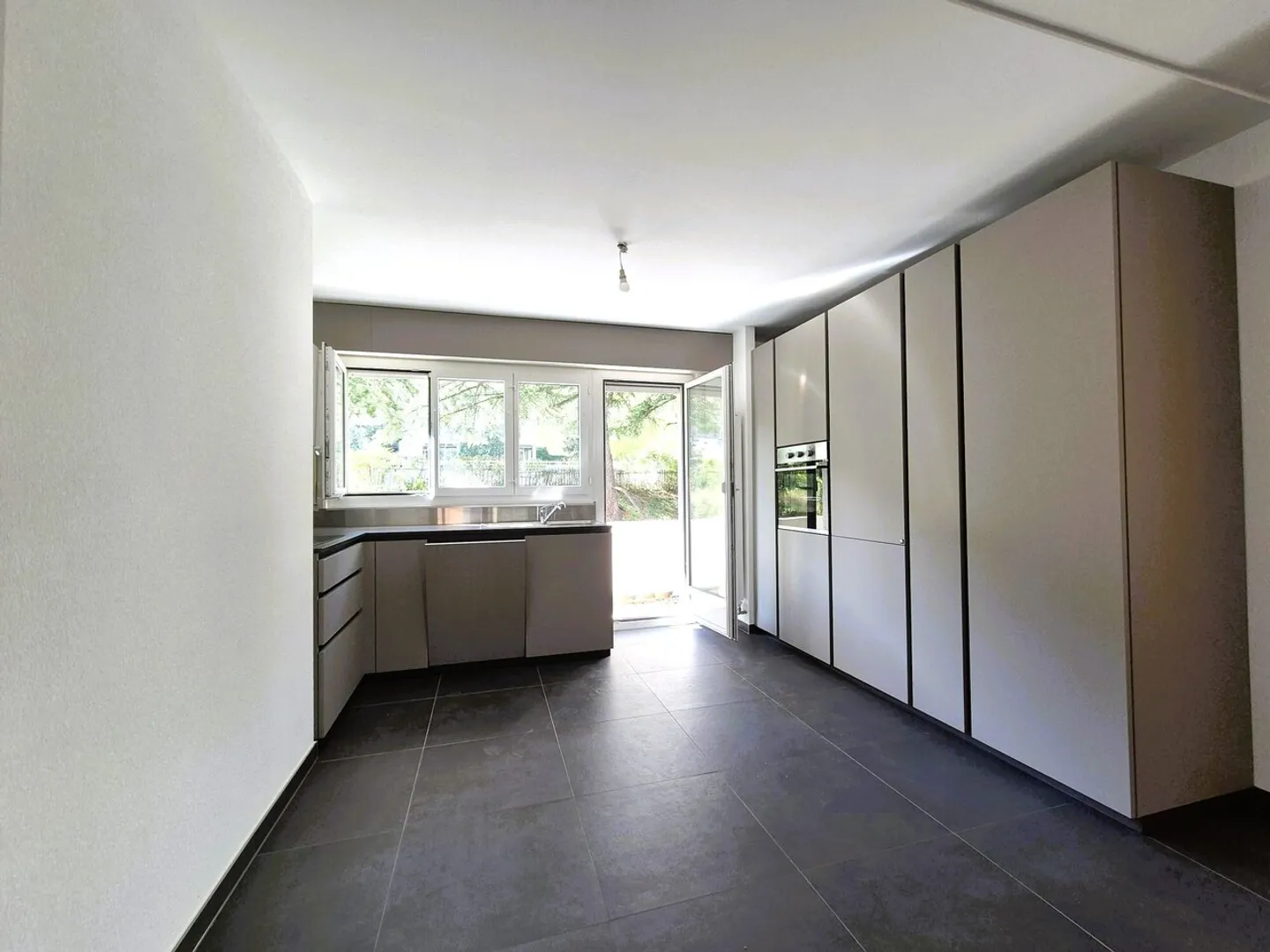 Bright 3.5-room apartment renovated in the heart of Noës - Photo 4 of 10