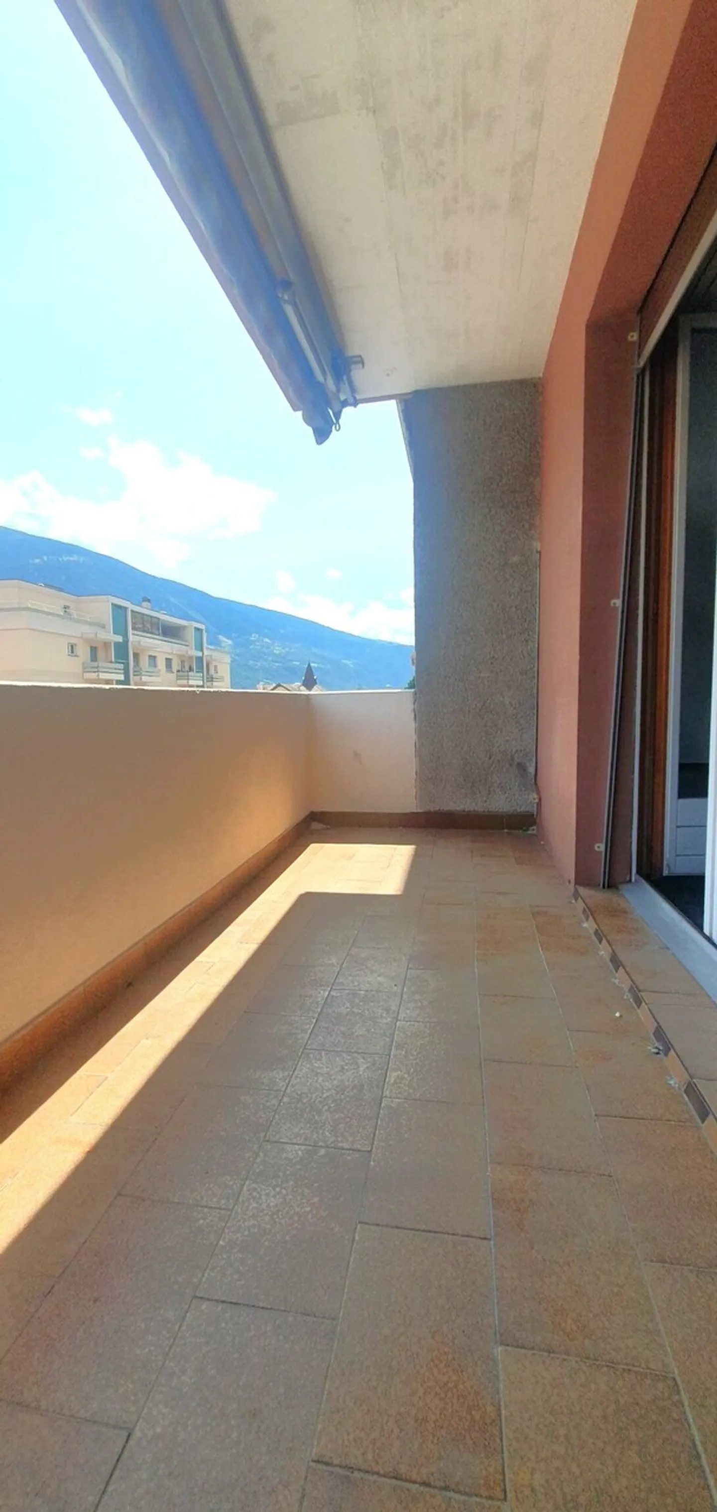 Bright 3.5-room apartment renovated in the heart of Noës - Photo 7 of 10