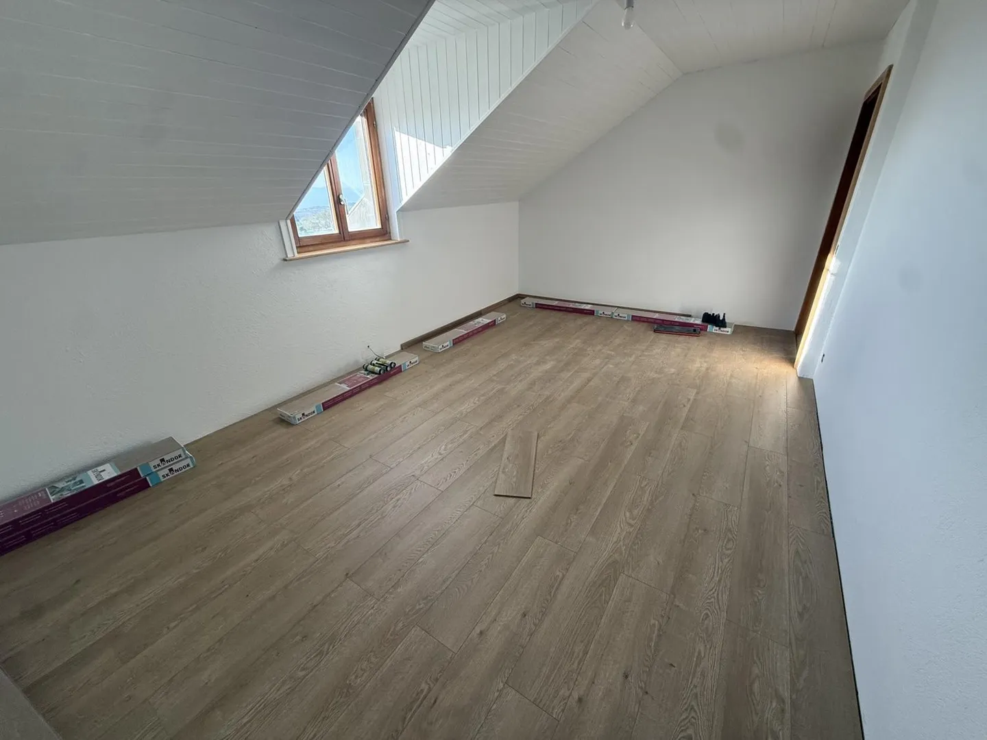 La Coudre: 5.5 stanze ristrutturate con grande terrazza e vista libera - Foto 4 di 10