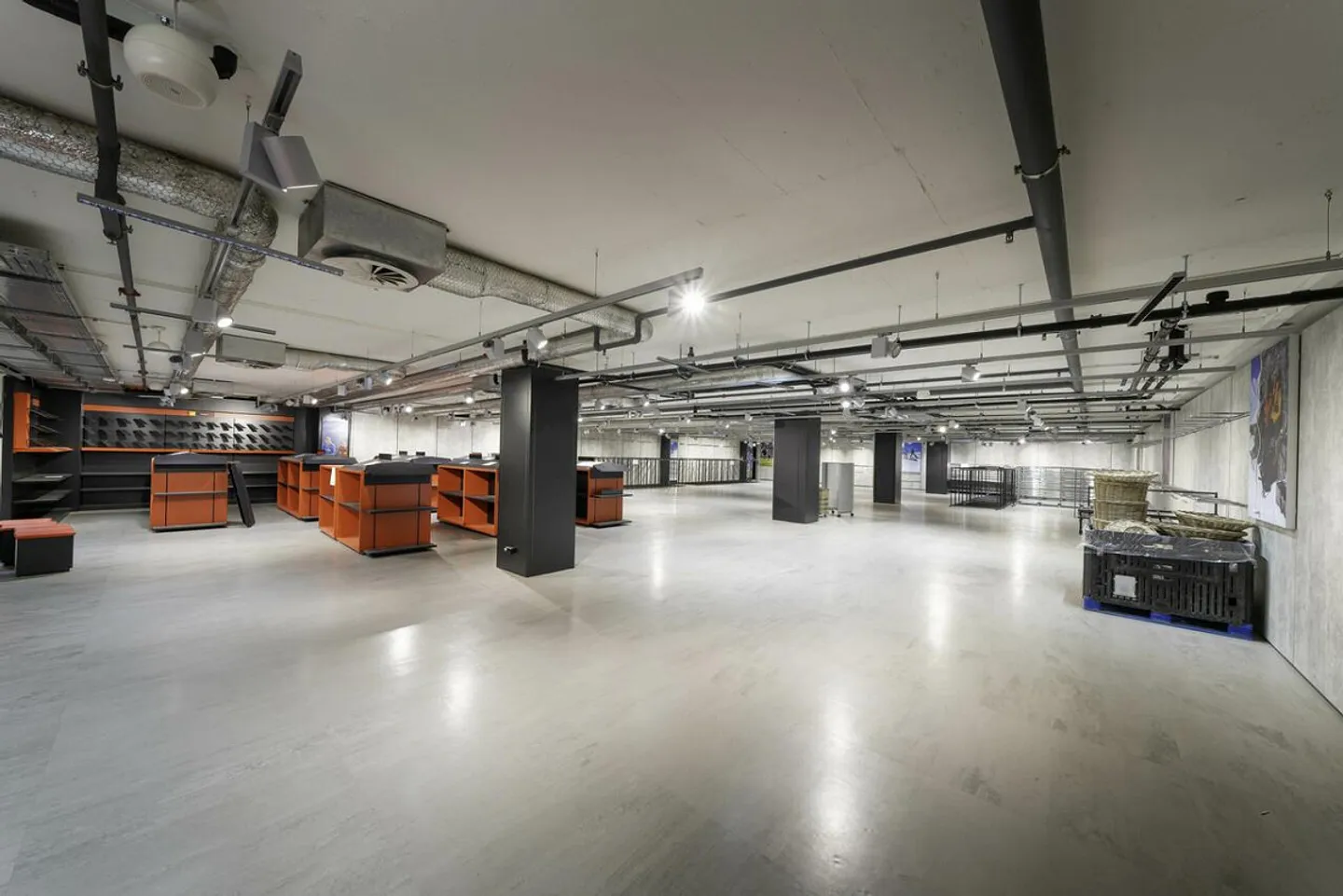 Retail space of approx. 670m² in shopping center - Migros Füllinsdorf - Photo 3 of 13